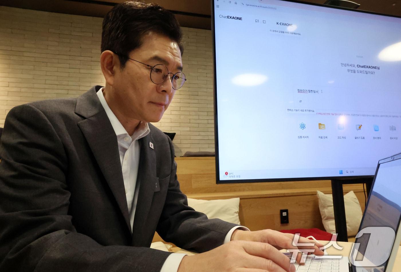 본문 이미지 - 정원오 더불어민주당 서울시장 후보가 11일 서울 강서구 LG사이언스파크를 방문해 AI 모델 '엑사원(EXAONE)'을 체험하고 있다. 정 후보는 이날 구로·가산 디지털단지 일대의 피지컬 AI(인공지능) 실증경제 중심지 육성 등 내용이 담긴 'AI G2 서울' 공약을 발표했다. (공동취재) 2026.5.11 ⓒ 뉴스1 이호윤 기자