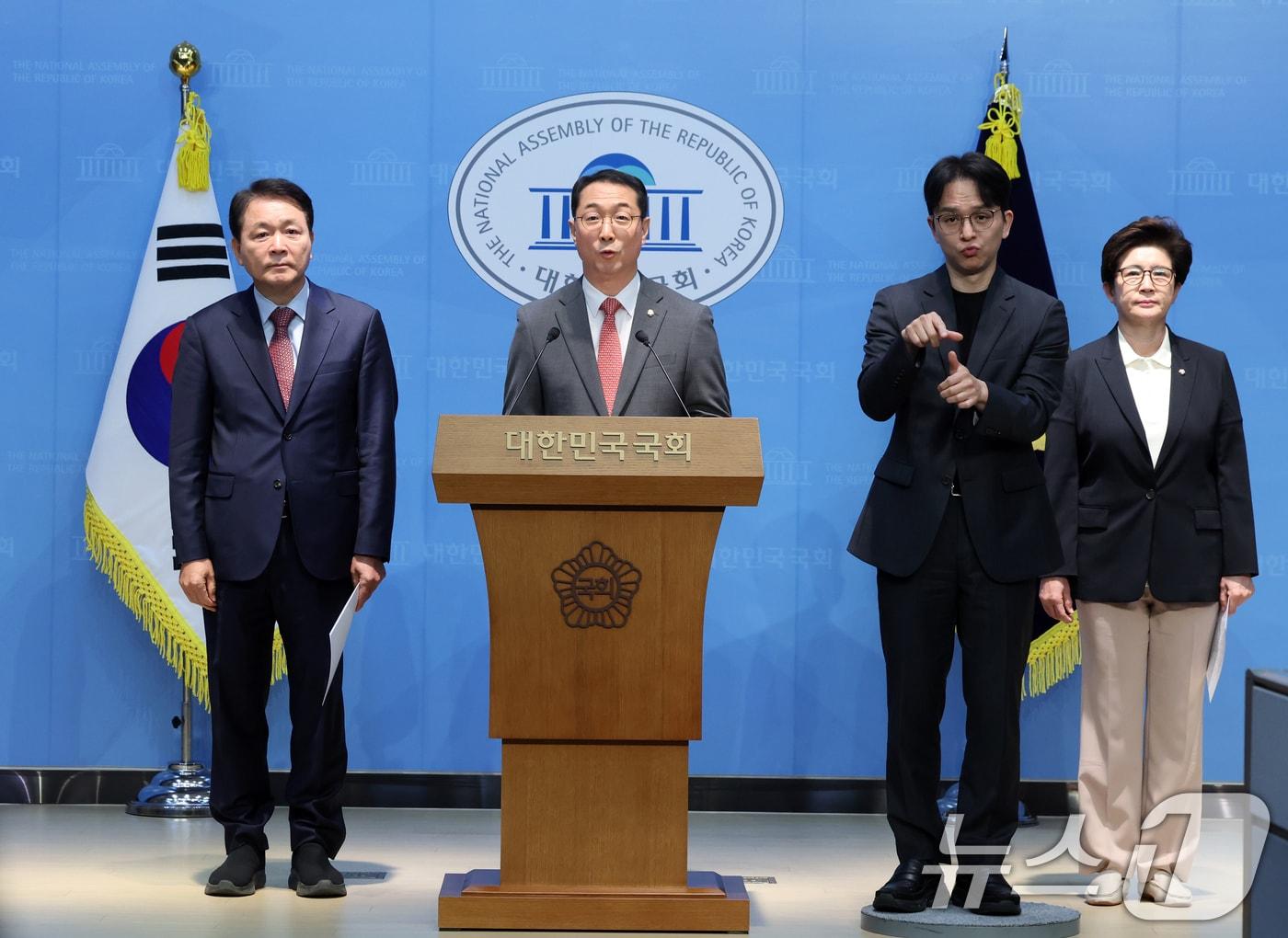본문 이미지 - 국민의힘 국회 외교통일·국방위원회 위원들이 11일 오전 서울 여의도 국회 소통관에서 나무호 피격 정부 대응 관련 공동 기자회견을 하고 있다. ⓒ 뉴스1 황기선 기자