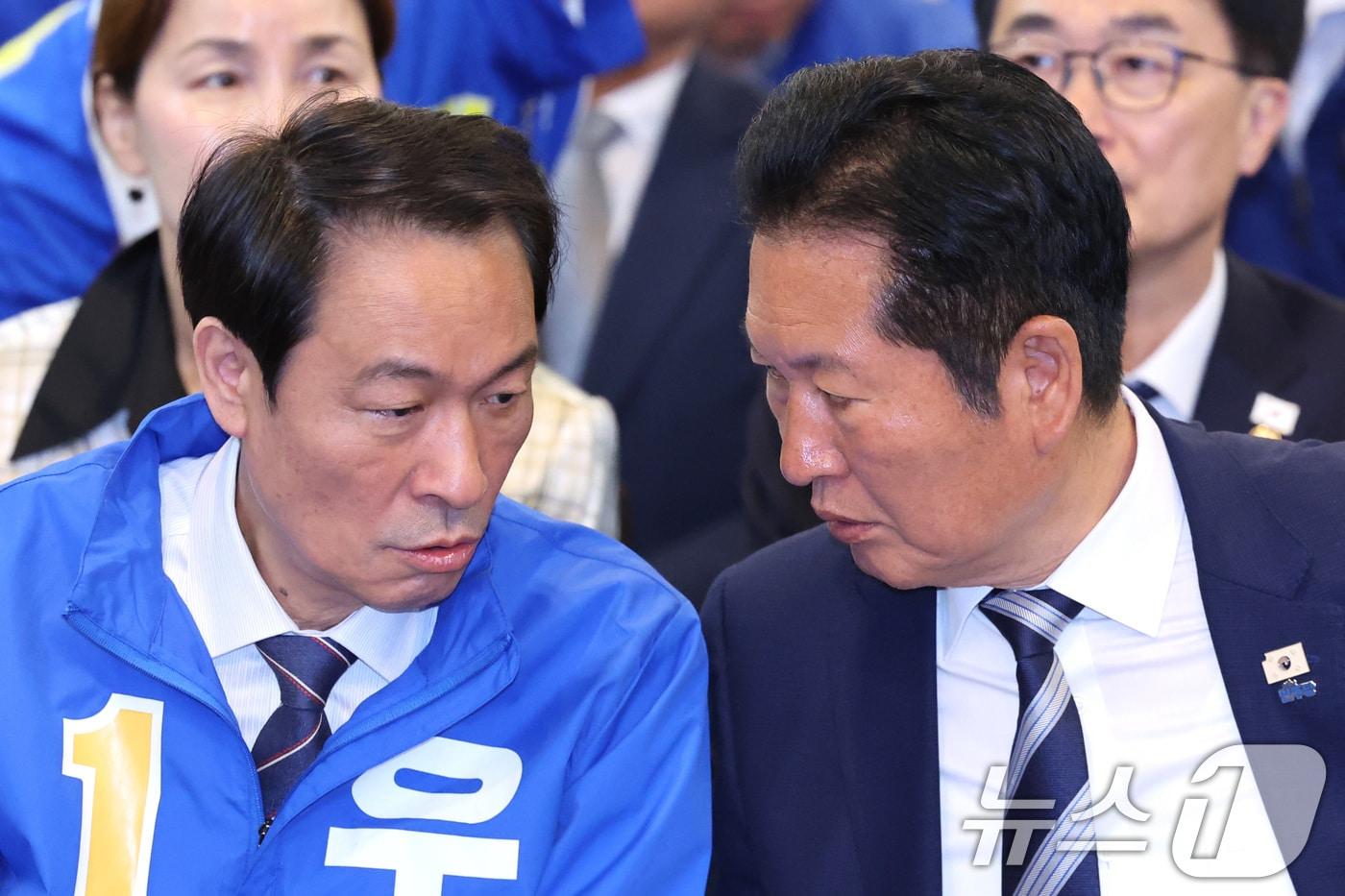 본문 이미지 - 정청래 더불어민주당 대표와 우상호 강원도지사 후보가 11일 강원 춘천시 스카이컨벤션에서 열린 강원 공천자대회에서 대화하고 있다. 2026.5.11 ⓒ 뉴스1 신웅수 기자