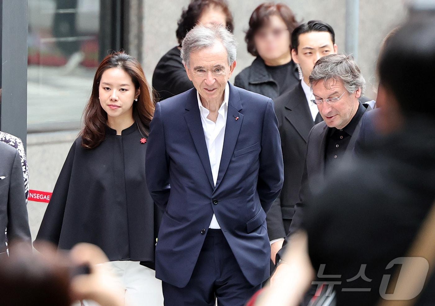 본문 이미지 - 베르나르 아르노 루이비통모에헤네시(LVMH) 회장이 11일 서울 중구 소공동 신세계백화점 본점 ‘더 리저브’를 방문하고 있다. 2026.5.11 ⓒ 뉴스1 김진환 기자