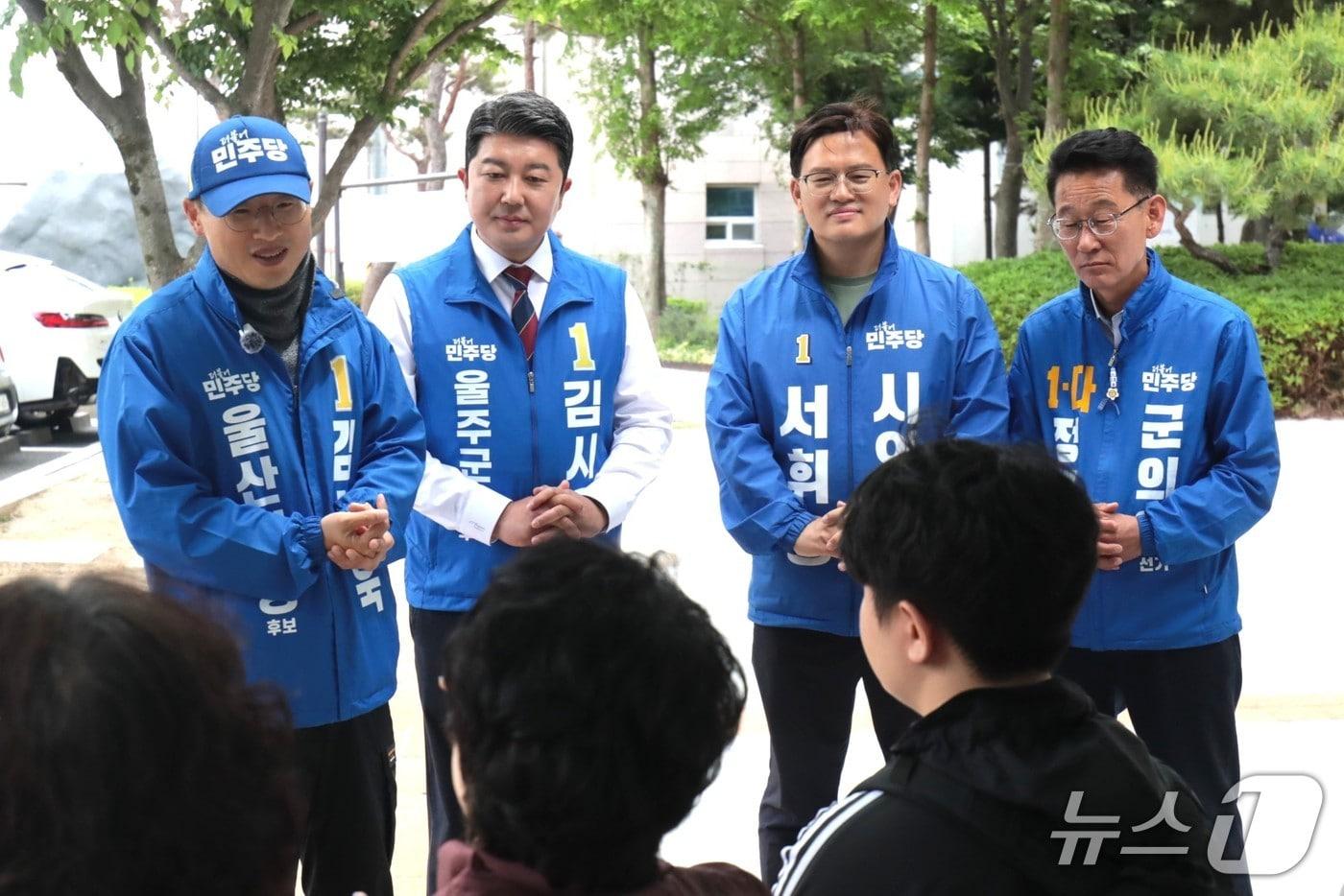 본문 이미지 - 김상욱 더불어민주당 울산시장 예비후보가 11일 울주군 옹기종기도서관 앞에서 시민들과 만나 얘기하고 있다.2026.05.11.ⓒ 뉴스1 김세은 기자