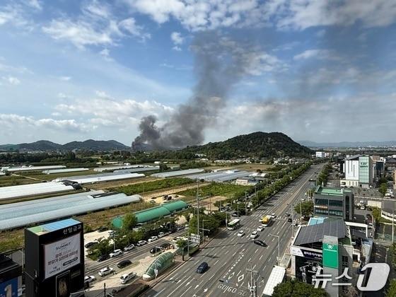 본문 이미지 - 11일 오전 광주 서구 세하동 한 폐기물 창고에서 발생한 화재 연기가 치솟고 있다. 2026.5.11/뉴스1 김태성 기자