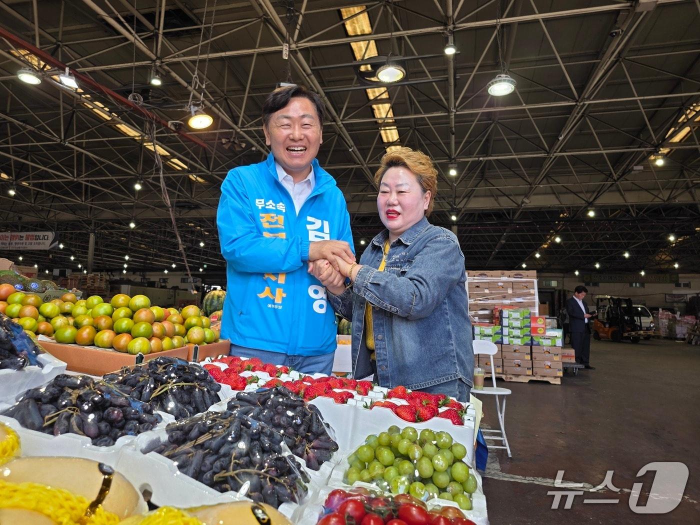 본문 이미지 - 11일 무소속 김관영 전북도지사 예비후보의 후원회장에 전주 송천동에서 과일가게를 하는 이복임 사장(오른쪽)이 영입됐다.(선대위제공, 재판매 및 DB금지)2026.5.11/뉴스1