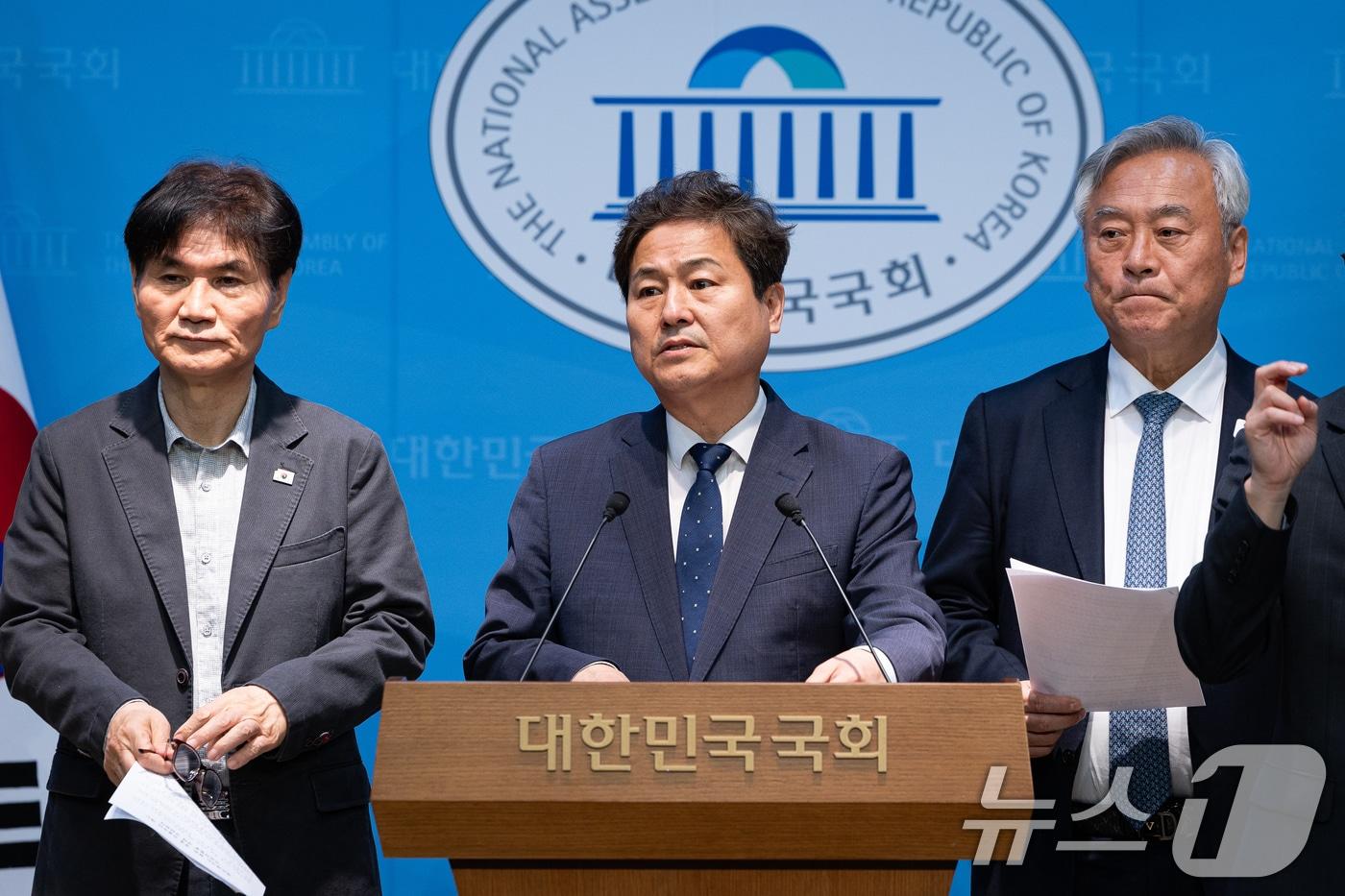 본문 이미지 - 국회 외교통일위원회 더불어민주당 위원들이 11일 서울 여의도 국회 소통관에서 HMM 나무호 피격 관련 국민의힘 위원들을 규탄하는 기자회견을 하고 있다. 왼쪽부터 더불어민주당 이용선, 김영배, 이재강 의원. 2026.5.11 ⓒ 뉴스1 유승관 기자