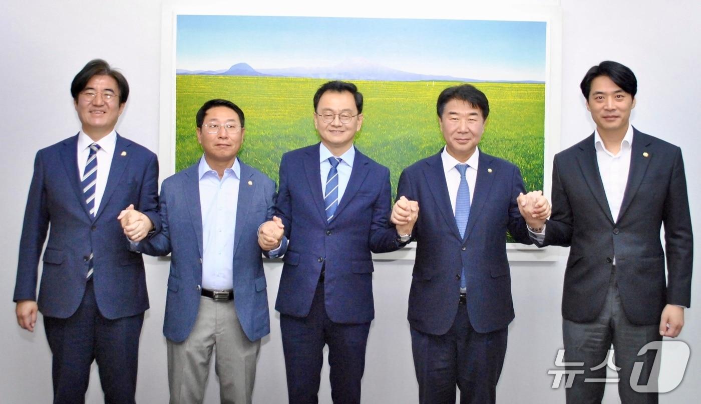 본문 이미지 - 10일 민경선 더불어민주당 고양시장 후보가 공천장을 받은 후 고양시 지역구 4명의 국회의원들과 함께 선거 승리에 대한 결의를 다지고 있다. 사진 왼쪽부터 김성회, 김영환, 민경선, 이기헌, 한준호 의원. (민경선 선거캠프 제공, 재판매 및 DB 금지)