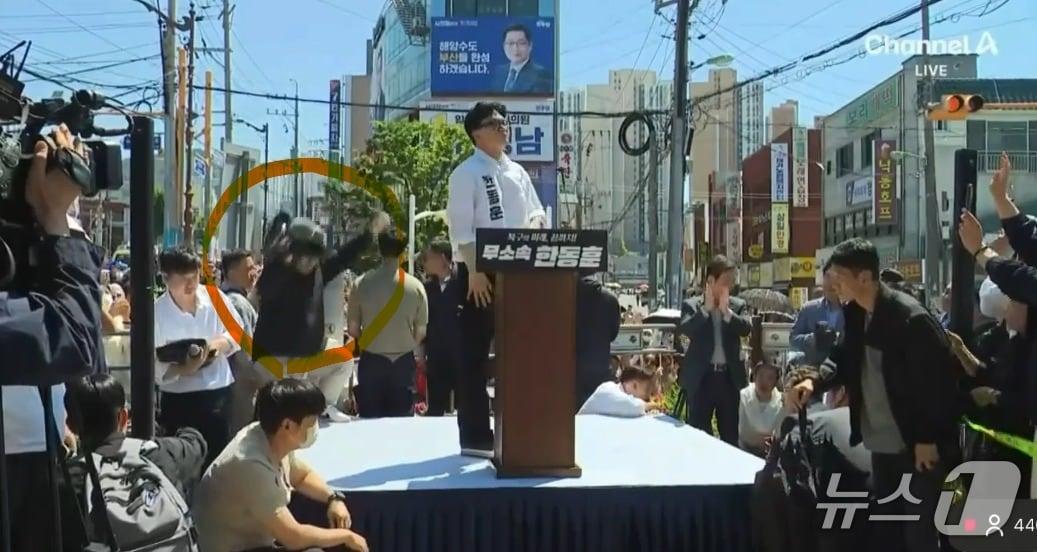 본문 이미지 - 한동훈 무소속 부산 북갑 국회의원 보궐선거 예비후보가 지난 9일 부산 북구 구포시장에서 출마 기자회견을 할 당시의 모습. (출처: 채널A)