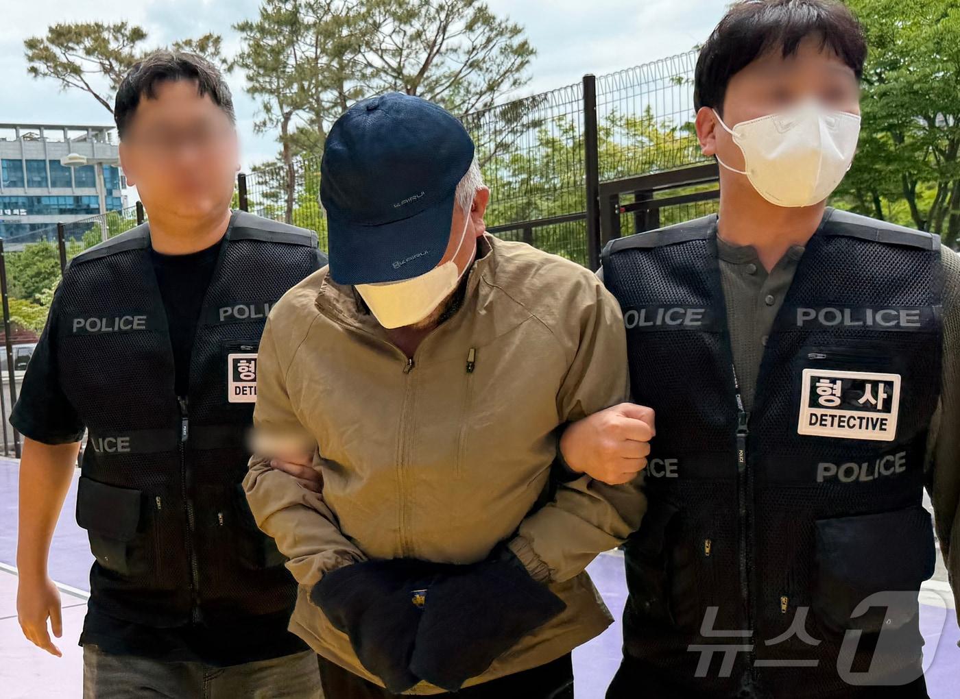 본문 이미지 - 충북 청주시 흥덕구의 한 노래방에서 흉기로 지인을 살해한 60대 남성이 11일 청주지법에서 구속 전 피의자 심문(영장실질심사)을 받기 위해 출석하고 있다.2026.5.11/뉴스1