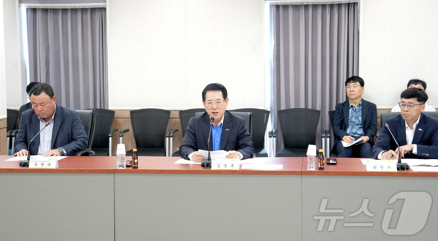 본문 이미지 - 김영록 전라남도지사가 11일 전남체육회관서 열린 전라남도 장애인체육회 간담회에서 전남·광주특별시 출범에 따른 도·시군 체육단체 애로사항 및 건의사항을 청취하고 있다.(전남도 제공. 재판매 및 DB금지) 2026.5.11 ⓒ 뉴스1