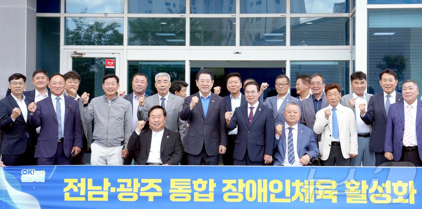 본문 이미지 - 김영록 전남도지사가 11일 전남체육회관서 열린 전라남도 장애인체육회 간담회에서 참석자들과 기념촬영을 하고 있다.(전남도 제공. 재판매 및 DB금지) 2026.5.11 ⓒ 뉴스1 