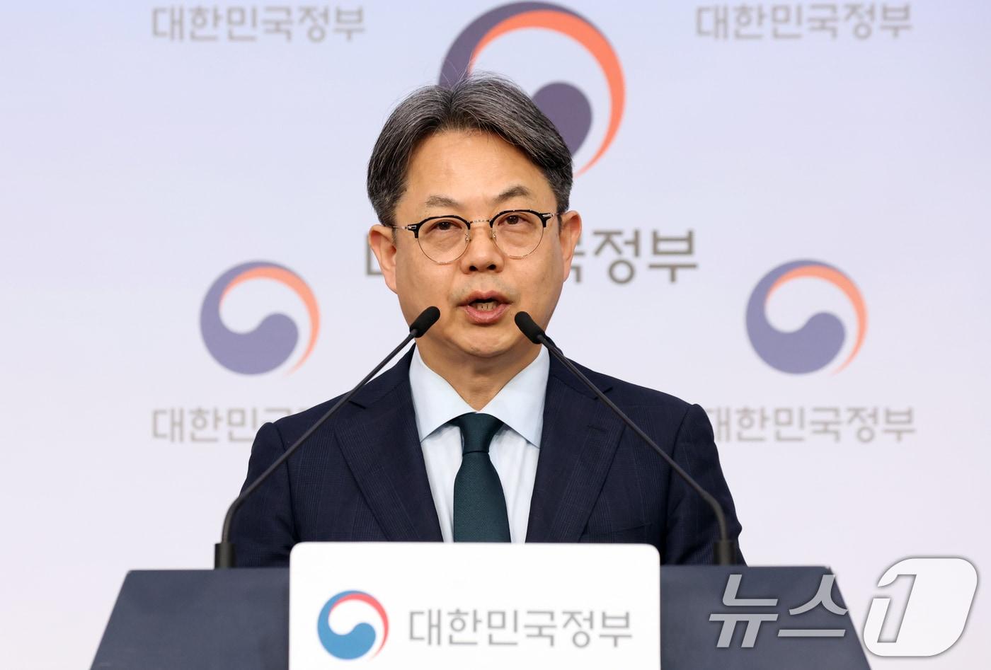 본문 이미지 - 김성훈 인사혁신처 차장이 11일 오후 서울 종로구 정부서울청사 별관에서 공무원 임용령 개방형 공모직위 규정, 전문직공무원 인사규정 개정안 브리핑을 하고 있다. 2026.5.11 ⓒ 뉴스1 김명섭 기자