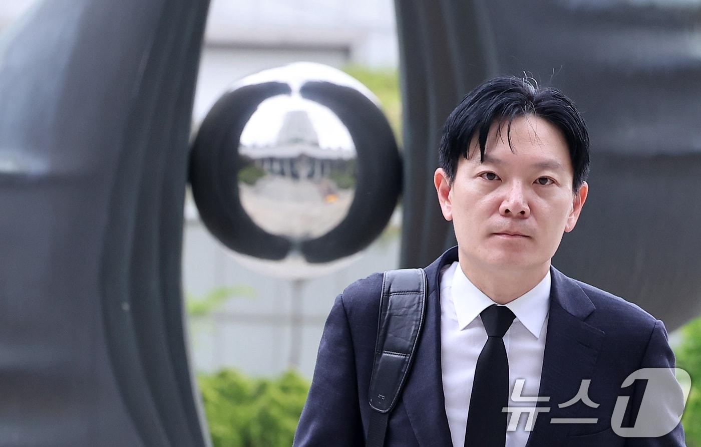 본문 이미지 - 쌍방울 대북송금 사건 수사 과정에서 '연어 술파티 진술 회유 의혹'을 받는 박상용 인천지검 부부장검사가 11일 서울 서초구 대검찰청에서 열리는 감찰위원회에 출석을 자청하며 민원실로 향하고 있다. 2026.5.11 ⓒ 뉴스1 김성진 기자