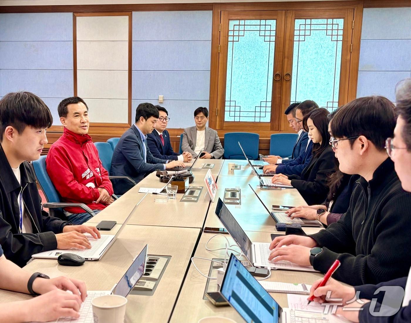 본문 이미지 - 김진태 국민의힘 강원특별자치도지사 예비후보가 11일 강원도청 브리핑룸에서 열린 기자간담회에서 발언하고 있다.(김진태 후보 측 제공. 재판매 및 DB금지)/뉴스1