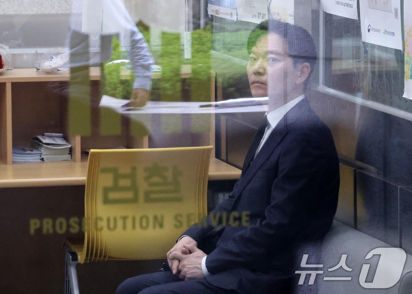 본문 이미지 - 쌍방울 대북송금 사건 수사 과정에서 '연어 술파티 진술 회유 의혹'을 받는 박상용 인천지검 부부장검사가 11일 서울 서초구 대검찰청에서 열리는 감찰위원회에 출석을 자청하며 민원실에 대기하고 있다. 2026.5.11 ⓒ 뉴스1 김성진 기자