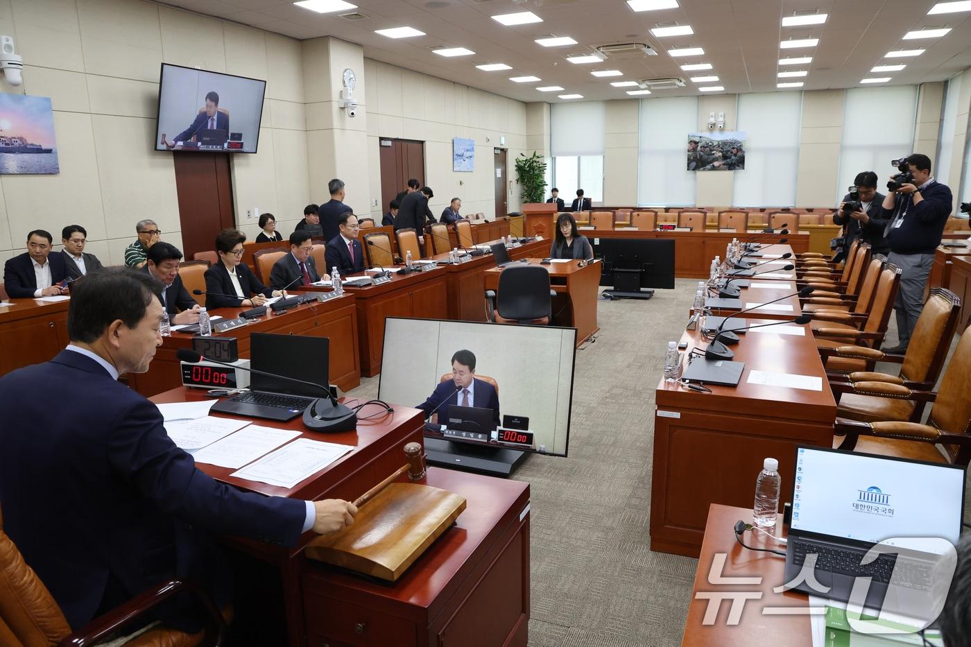 본문 이미지 - 성일종 국회 국방위원장이 11일 오후 서울 여의도 국회에서 열린 국방위원회 전체회의에서 의사봉을 두드리고 있다. 이날 전체회의에서는 국민의힘 주도의 나무호 피격관련 긴급현안질의가 열렸지만 정부·여당 인사는 불참했다. 2026.5.11 ⓒ 뉴스1 황기선 기자