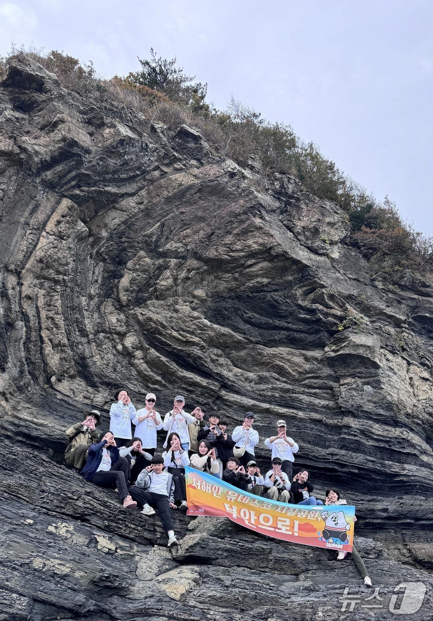 본문 이미지 - 전북 부안군이 지질공원 교육지원사업에 선정돼 이달부터 위도중과 협력해 'We Do It! 위도 Geo-STEAM' 프로그램을 운영한다.(부안군 제공, 재판매 및 DB금지)