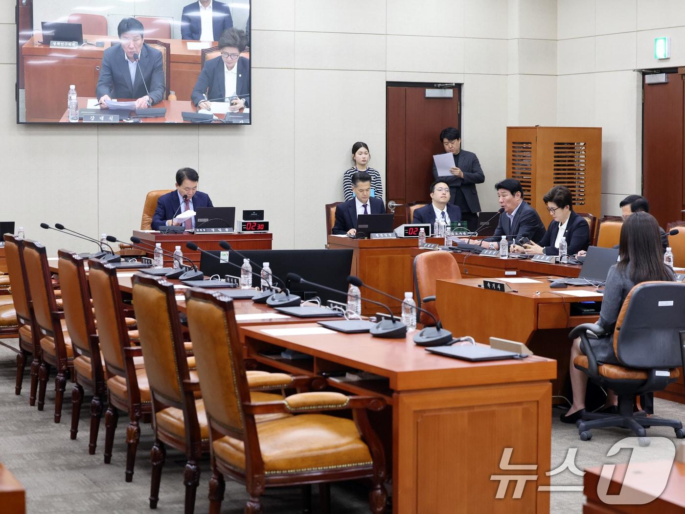 본문 이미지 - 11일 오후 서울 여의도 국회에서 열린 국방위원회 전체회의에서 '나무호 피격관련 긴급현안질의'가 진행되고 있다. 이날 전체회의는 국민의힘 주도의 '나무호 피격관련 긴급현안질의'가 열렸지만 정부·여당 인사는 불참했다. 2026.5.11 ⓒ 뉴스1 황기선 기자