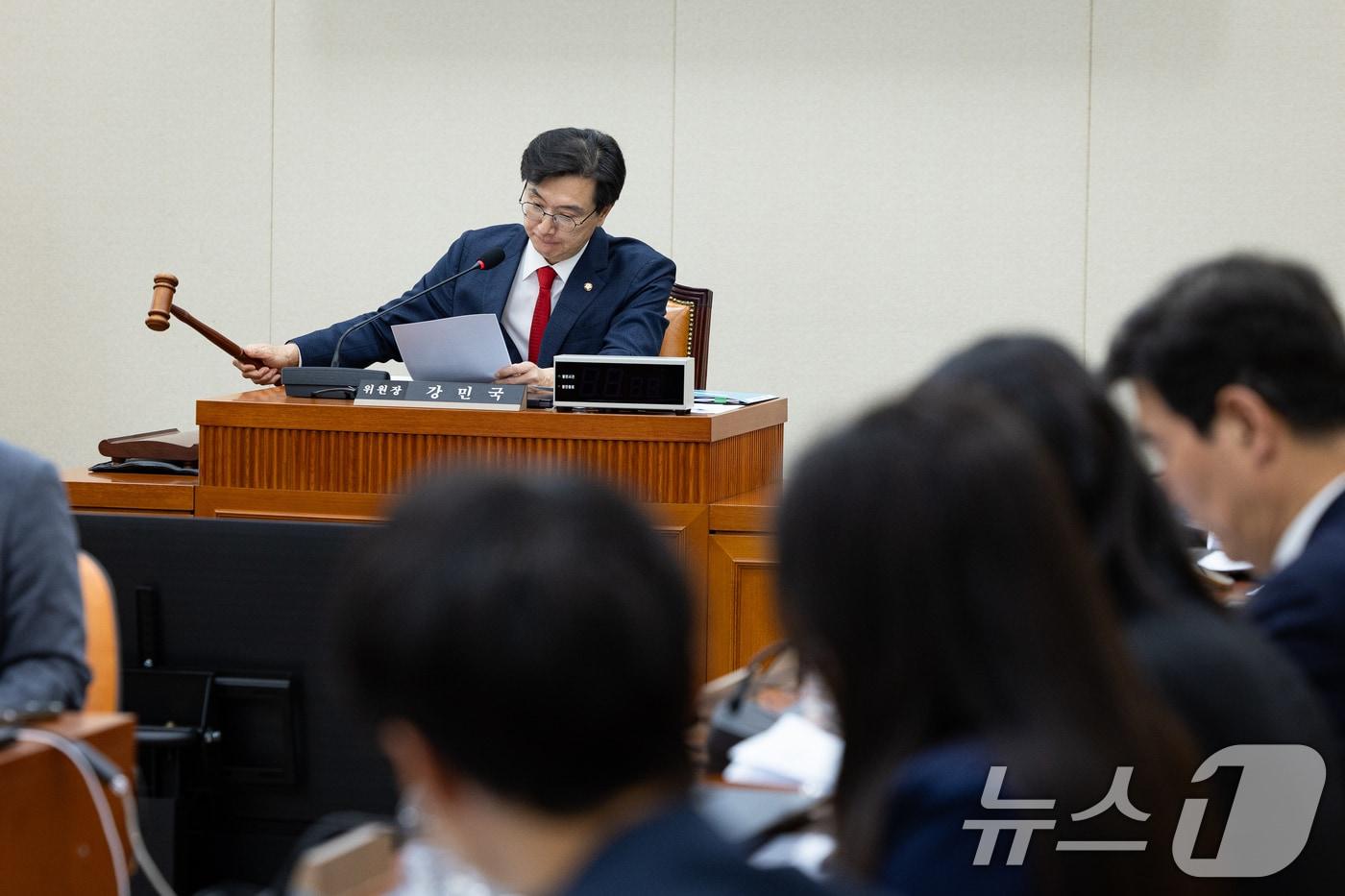 본문 이미지 - 강민국 국회 정무위원회 법안심사제2소위원장이 11일 서울 여의도 국회에서 열린 제435회 국회(임시회) 정무위원회 제1차 법안심사제2소위원회에서 의사봉을 두드리고 있다. 2026.5.11 ⓒ 뉴스1 유승관 기자