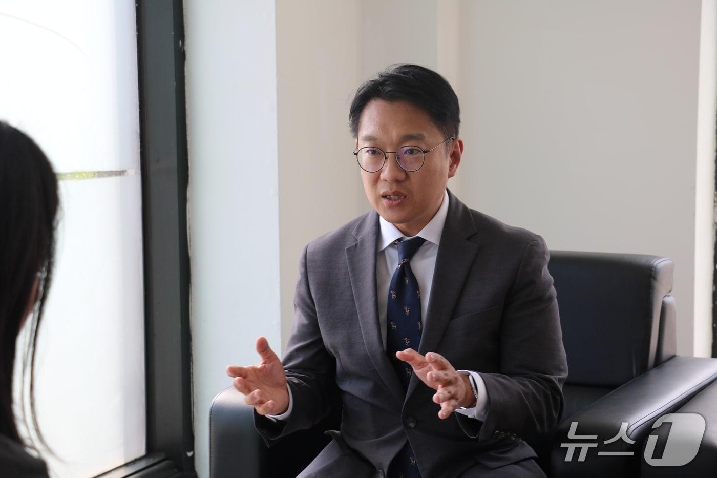 본문 이미지 - 김남준 인천 계양을 국회의원 예비후보가 지난 6일 뉴스1과 만나 기자의 질문에 대답하고 있다.2026.5.6/뉴스1