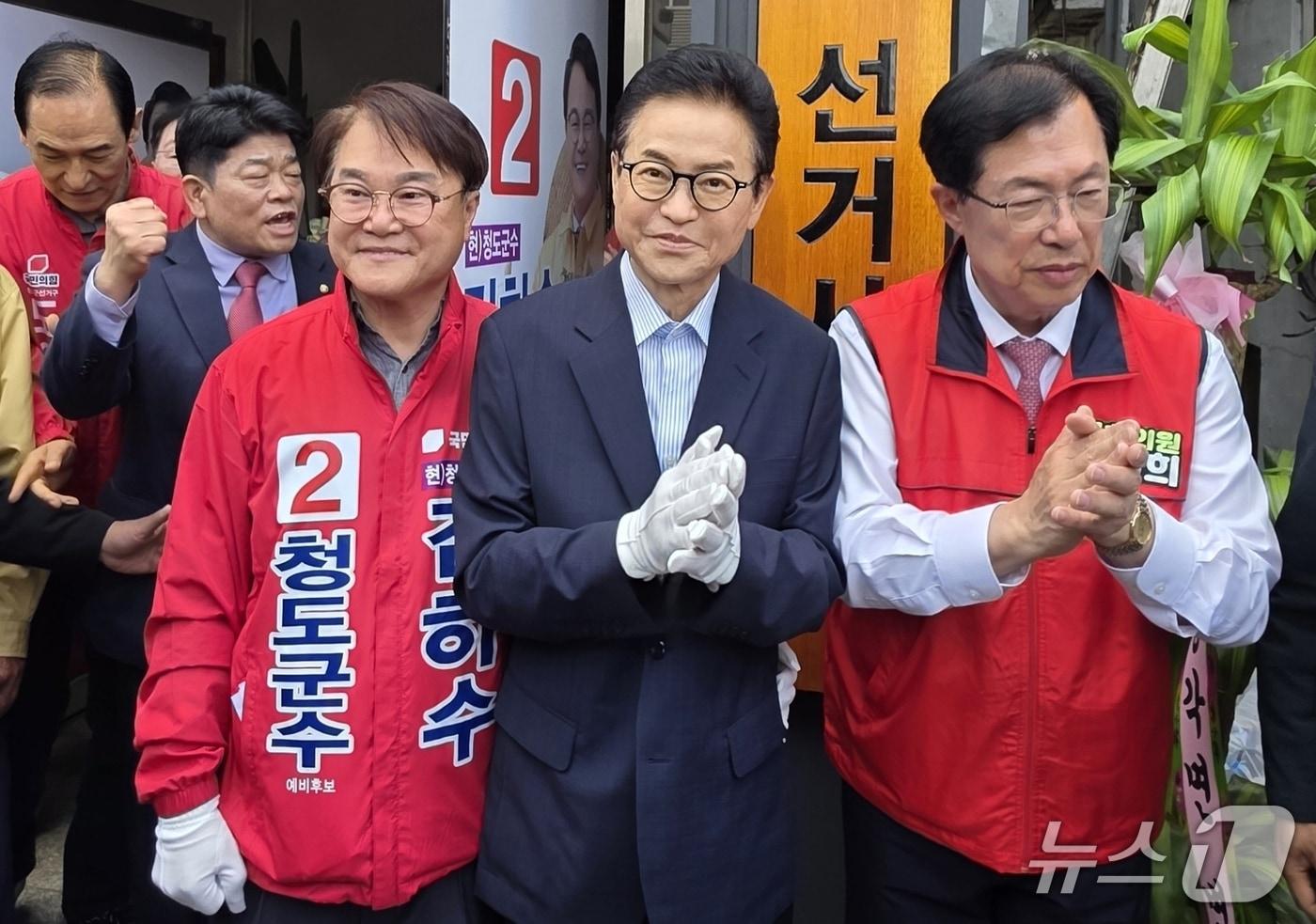 본문 이미지 - 김하수 국민의힘 경북 청도군수 후보(왼쪽 첫번째)가 11일 선거사무소 개소식에 참석한 이철우 경북지사(가운데)와 이만희 의원 등과 함께 군민들을 맞이하고 있다.(김하수 캠프 제공. 재판매 및 DB금지)/뉴스1