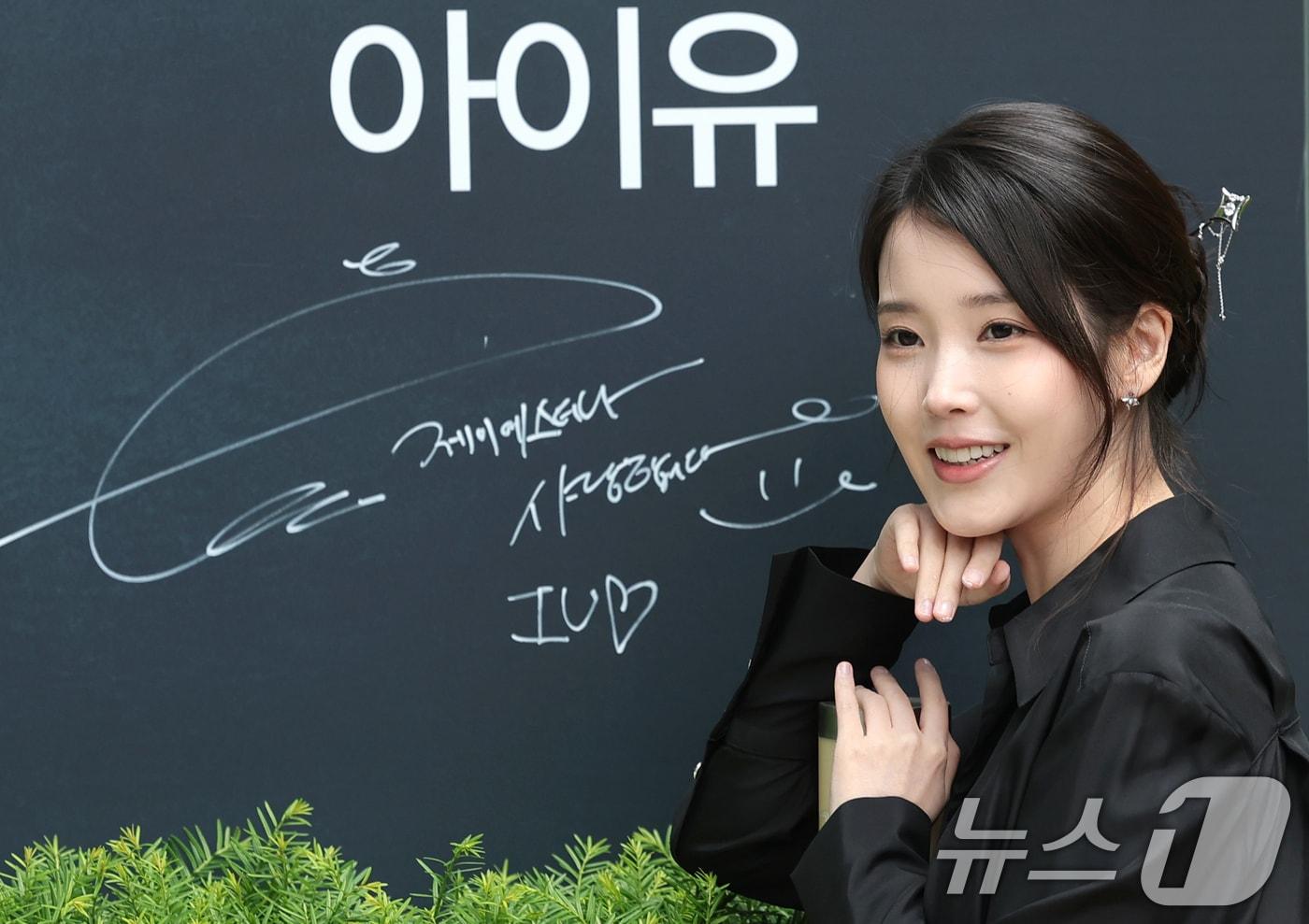 본문 이미지 - 배우 겸 가수 아이유가 독보적인 분위기로 시선을 사로잡았다. 2026.5.11 ⓒ 뉴스1 권현진 기자