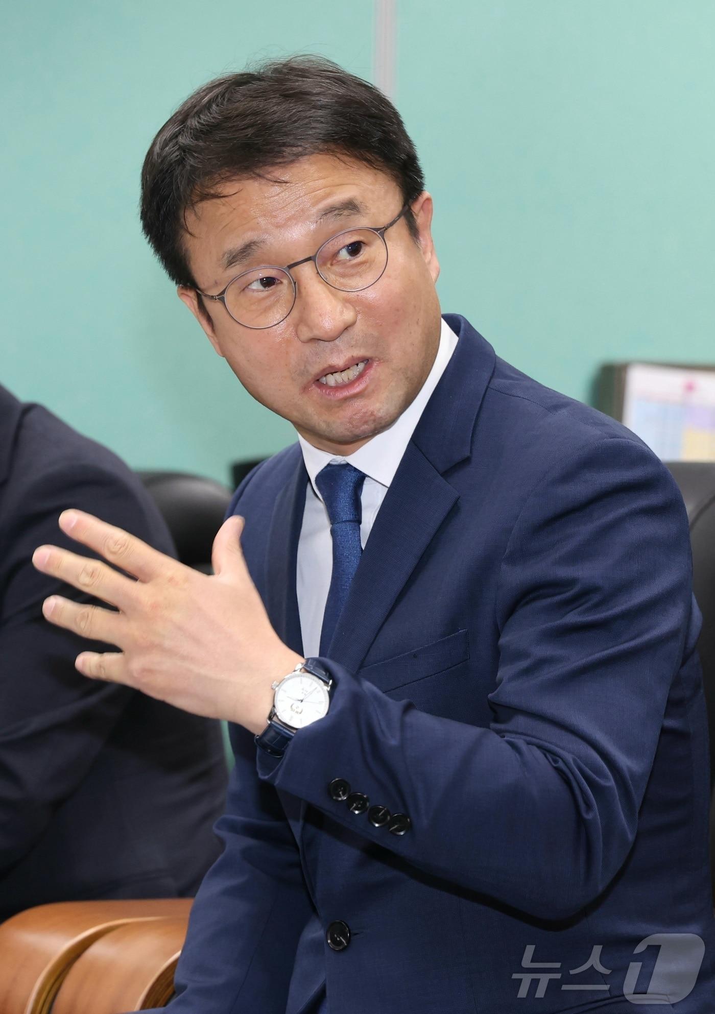 본문 이미지 - 한병도 더불어민주당 원내대표가 11일 전북 전주시 전북특별자치도의회 기자실을 방문해 전북 현안 관련 간담회를 열고 질의에 답변을 하고 있다. 2026.5.11 ⓒ 뉴스1 유경석 기자