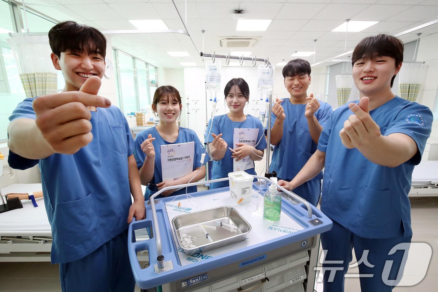 본문 이미지 - '국제 간호사의 날'을 하루 앞둔 11일 경북보건대 플로렌스센터(간호실습실)에서 기본간호학 실습에 참여한 간호학과 2학년 학생들이 환하게 웃고 있다.  2026.5.11 ⓒ 뉴스1 공정식 기자