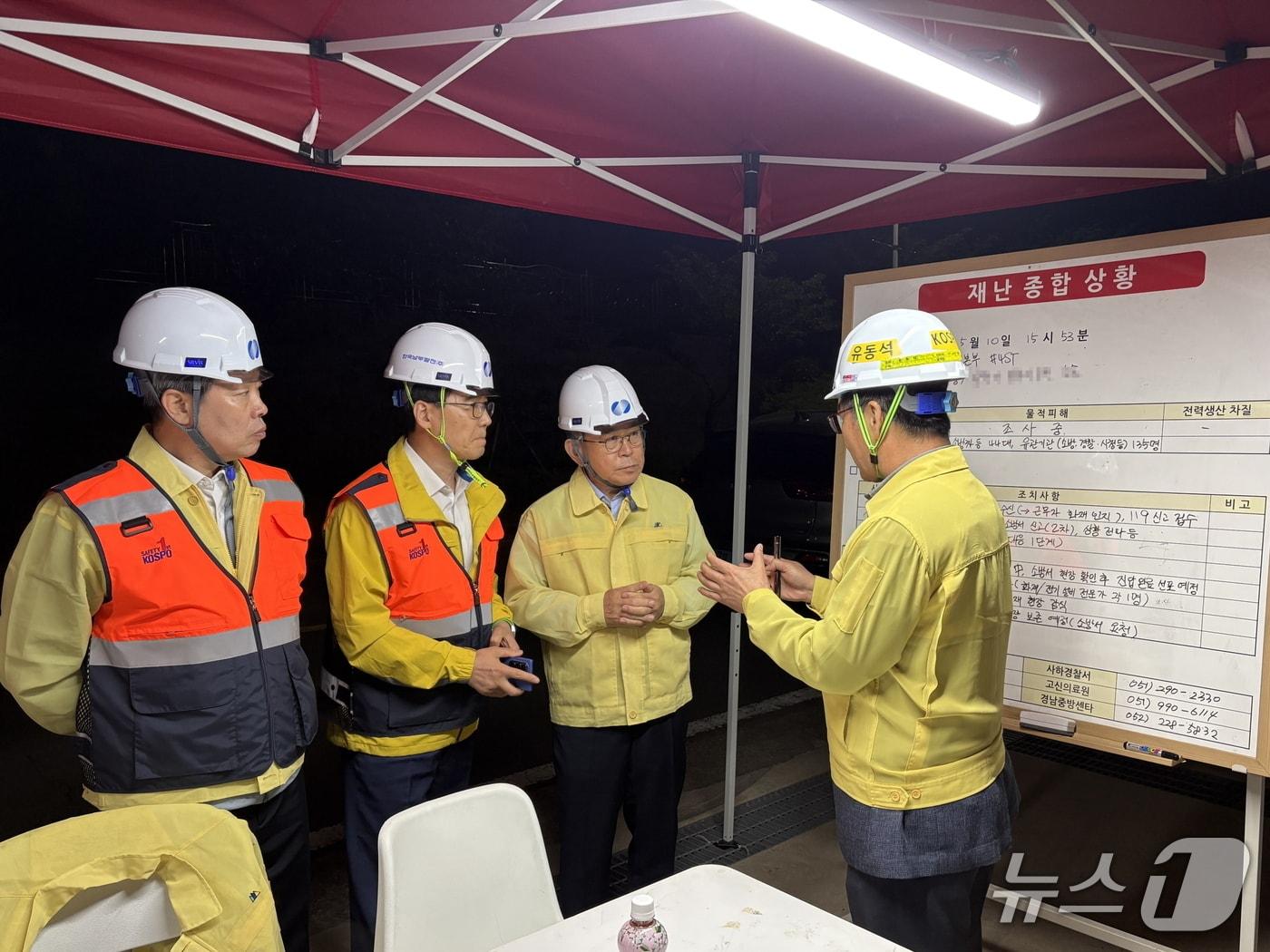 본문 이미지 - 김준동 남부발전 사장이 부산 사하구 감천동 액화천연가스(LNG) 발전소 '부산빛드림본부 화재 현장을 찾은 모습 (남부발전 제공. 재판매 및 DB금지)