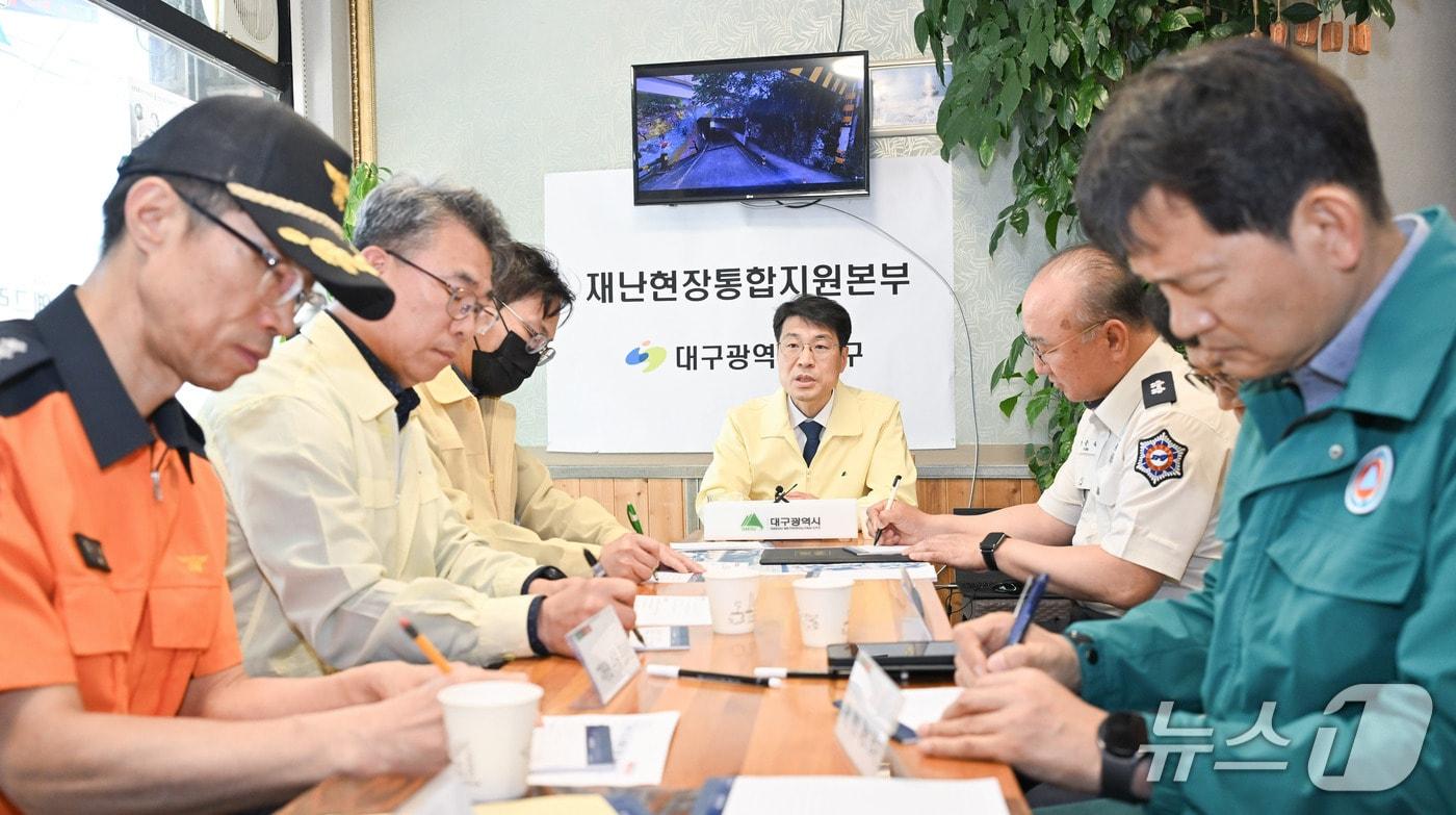 본문 이미지 - 지난 8일 대구 남구 용두길 지하차도 인근에서 발생한 낙석사고로 행인 1명이 숨지자 김정기 대구시장 권한대행 등이 재난현장통합지원본부에서 대책회의를 하고 있다.(대구시 제공,재판매 및 DB 금지)