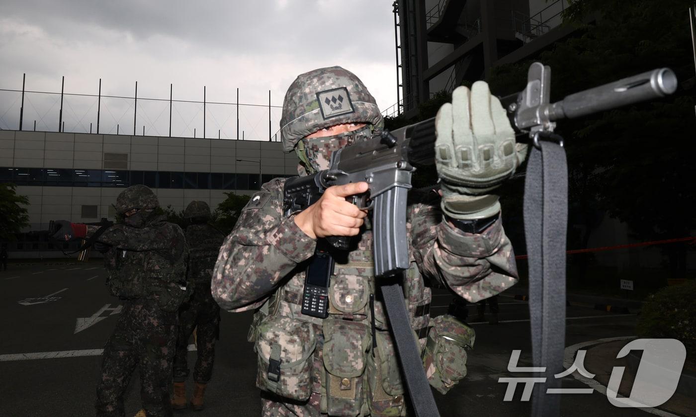 본문 이미지 - 육군 수도군단 예하 제51보병사단 장병들이 대침투종합훈련을 하고 있다. ⓒ 뉴스1 김영운 기자