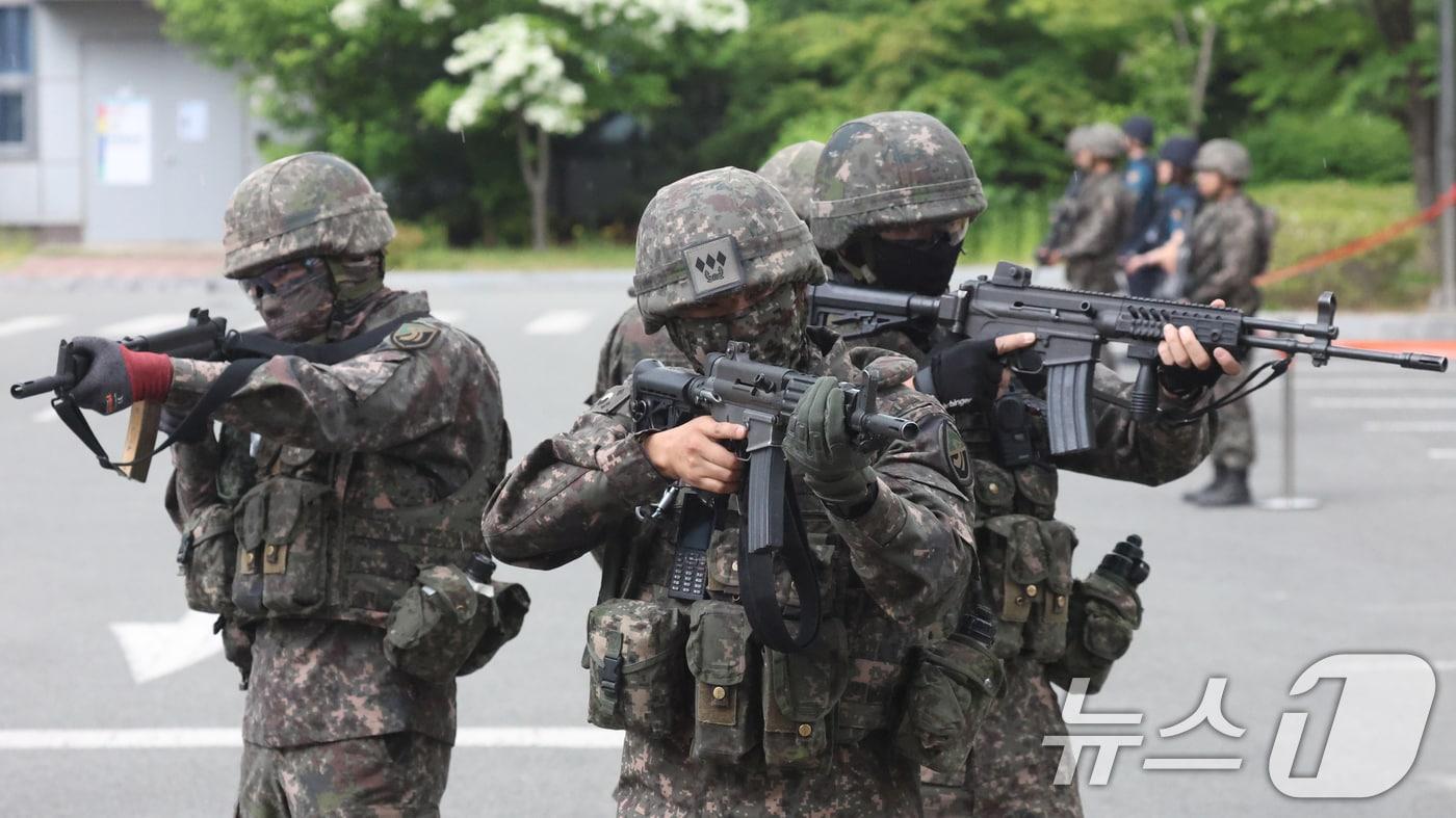 본문 이미지 - 지난 11일 경기 화성시 동탄구 한국지역난방공사 동탄지사에서 육군 수도군단 예하 제51보병사단 장병들이 대침투종합훈련을 하는 모습. 2026.5.11. /  ⓒ 뉴스1 김영운 기자(사진은 기사 내용과 무관함)