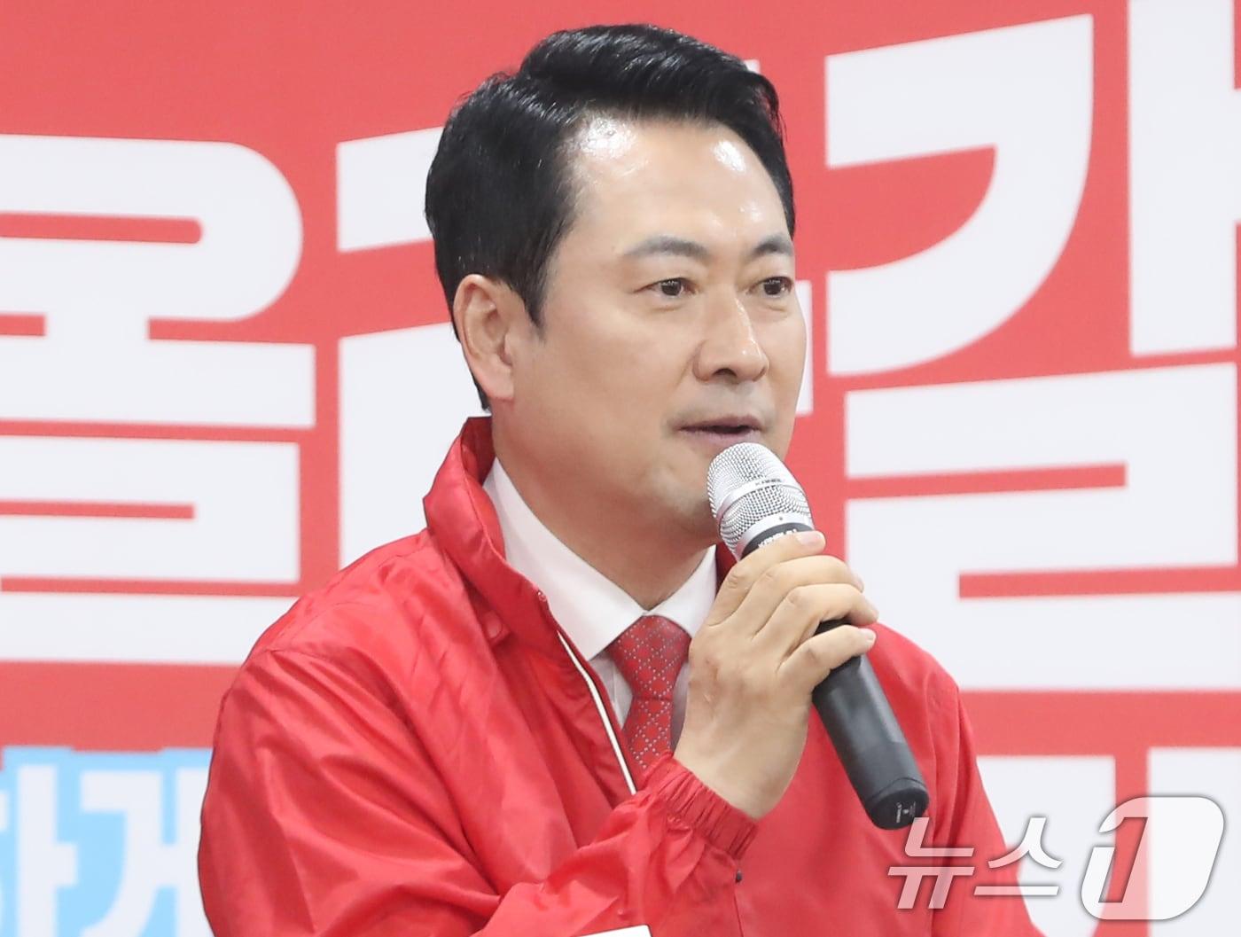 본문 이미지 - 장동혁 국민의힘 대표가 11일 국민의힘 울산시당 5층 강당에서 열린 시당 선대위 발대식 및 후보자 공천장 수여식에 참석해 인사말을 하고 있다. 2026.5.11 ⓒ 뉴스1 조민주 기자