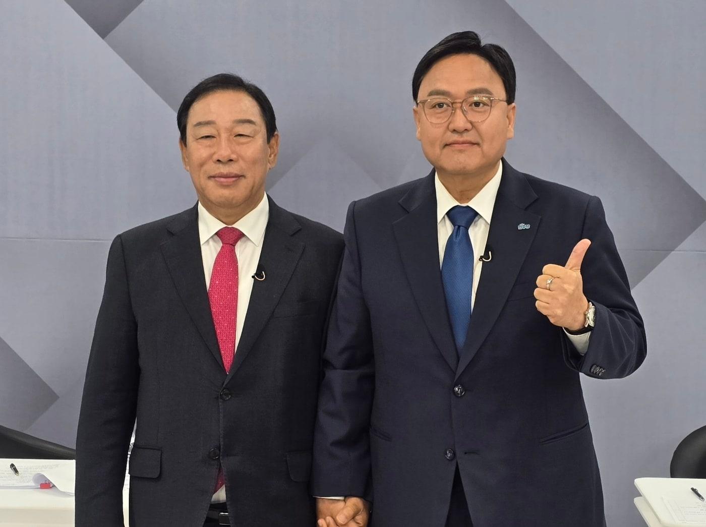본문 이미지 -  11일 세종시장 선거 방송토론회에 앞서 기념사진을 찍는 민주당 조상호 후보(오른쪽)와 국민의힘 최민호 후보. (세종시청 공동취재단. 재판매 및 DB금지)