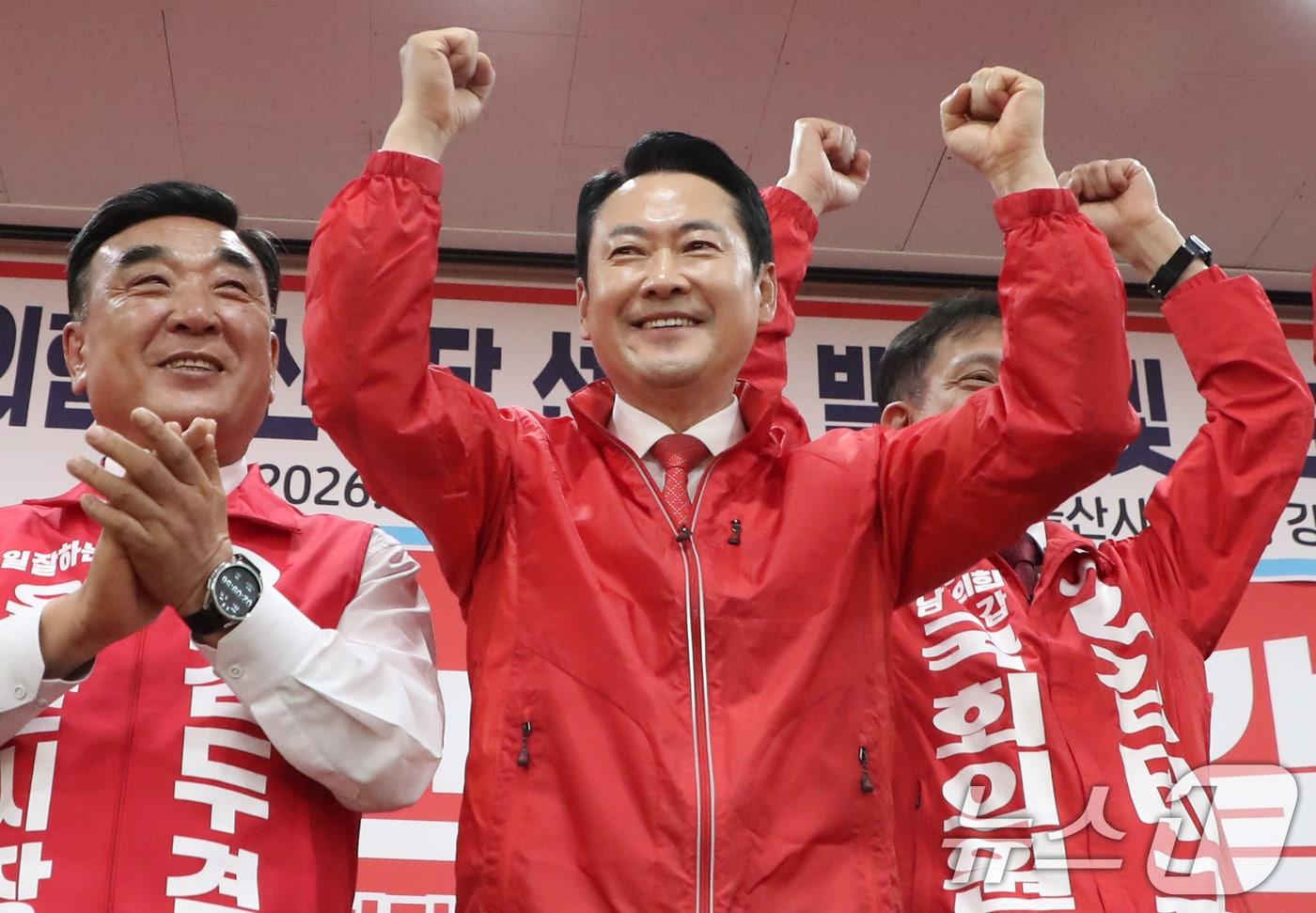 본문 이미지 - 장동혁 국민의힘 대표가 11일 국민의힘 울산시당사에서 열린 선대위 발대식 및 후보자 공천장 수여식에 참석해 승리를 다짐하고 있다. 2026.5.11 ⓒ 뉴스1 조민주 기자