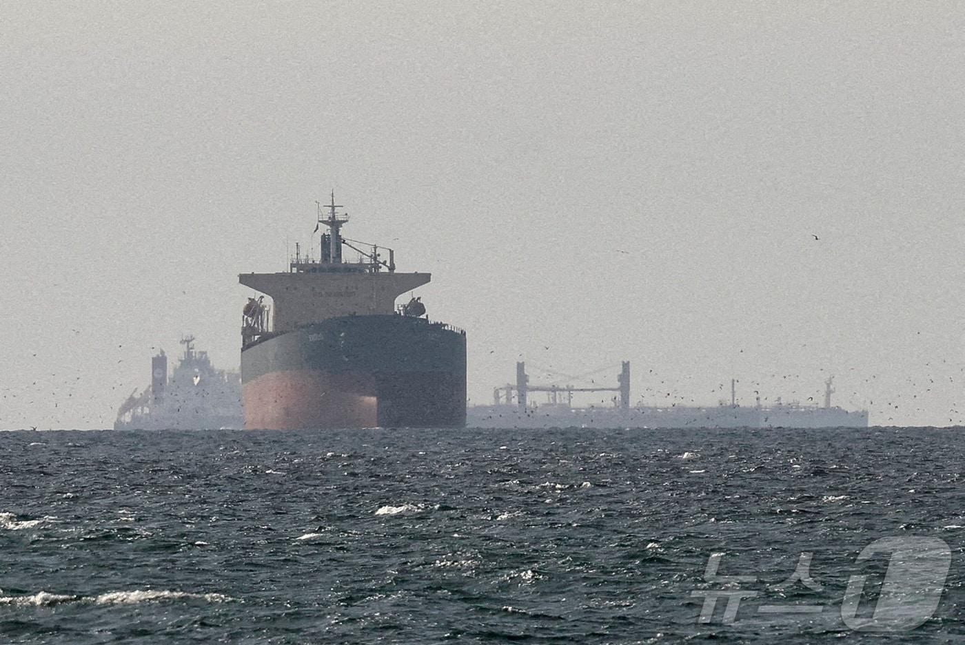 본문 이미지 - 미국·이스라엘과 이란 간 충돌이 이어지던 지난 3월 11일(현지시간) 아랍에미리트(UAE) 북부 라스알카이마에서 바라본 걸프 해역의 화물선들이 호르무즈 해협 인근을 지나고 있다. 2026.5.10. ⓒ 로이터=뉴스1