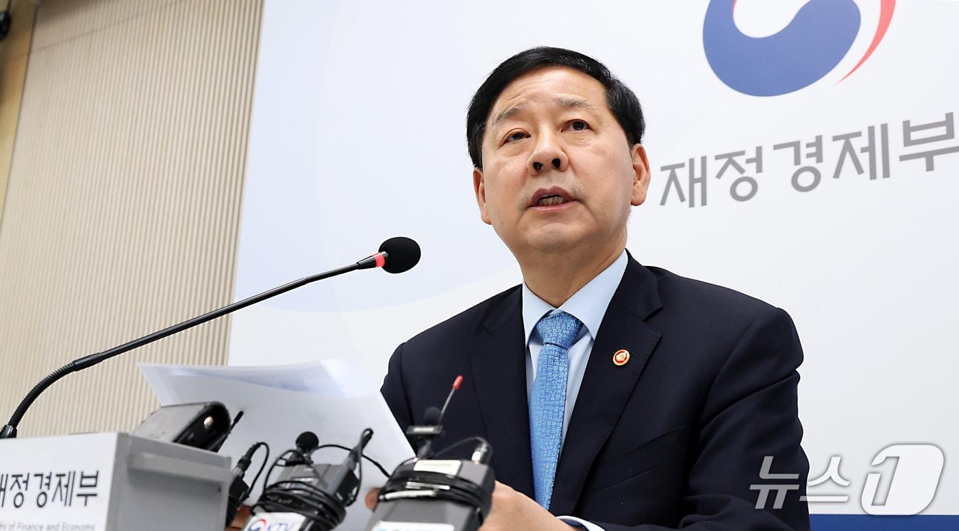 본문 이미지 - 구윤철 부총리 겸 재정경제부 장관이 11일 세종시 정부세종청사에서 출입기자단과 간담회를 열고 중동전쟁으로 인한 경제 상황 등 현안에 대해 설명하고 있다. 2026.5.11/뉴스1