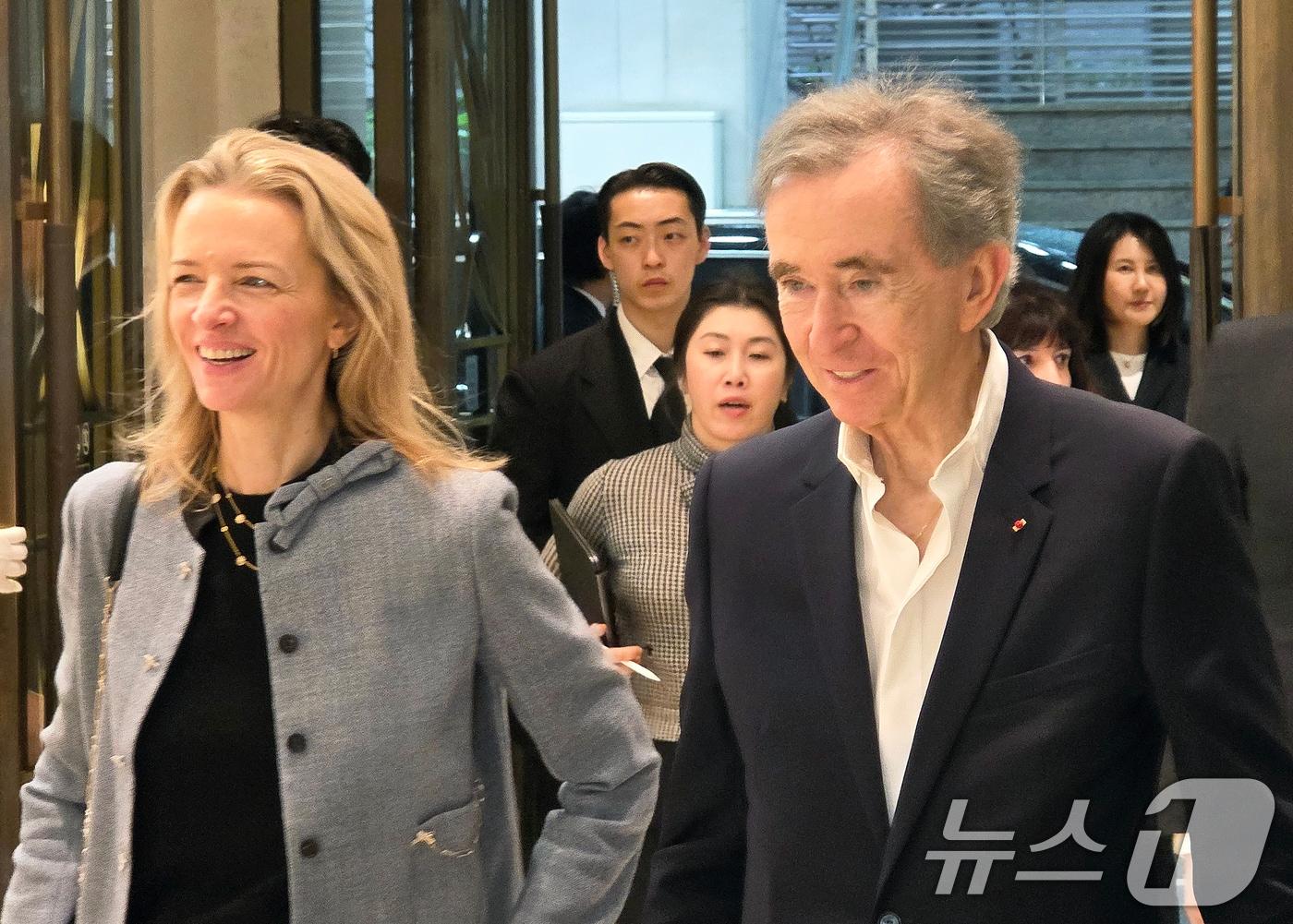 본문 이미지 - 베르나르 아르노 루이비통모에헤네시(LVMH) 회장과 회장의 장녀인 델핀 아르노 크리스챤 디올 CEO가 11일 오후 서울 중구 소공동 롯데백화점 본점을 방문하고 있다. 2026.5.11 ⓒ 뉴스1 이형진 기자