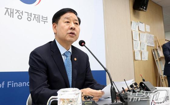 본문 이미지 - 구윤철 부총리 겸 재정경제부 장관이 11일 세종시 정부세종청사에서 출입기자단과 간담회를 열고 중동전쟁으로 인한 경제 상황 등 현안에 대해 설명하고 있다. 2026.5.11 ⓒ 뉴스1 김기남 기자