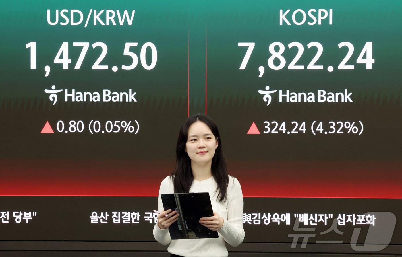 본문 이미지 - 코스피가 사상 최고치를 경신한 11일 오후 서울 중구 하나은행 딜링룸에 코스피 지수가 324.24포인트(4.32%) 상승한 7822.24를 나타내고 있다. 2026.5.11 ⓒ 뉴스1 김진환 기자