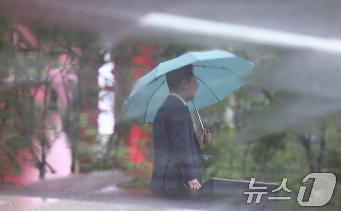 본문 이미지 - 전국에 봄비 예보가 내려진 11일 서울 종로구 광화문광장에서 시민들이 우산을 쓴 채 이동하고 있다. 기상청에 따르면 이날 오후부터 전국에 비가 내리기 시작해 대부분 지역에서 12일 오후까지 이어질 전망이다. 2026.5.11 ⓒ 뉴스1 조연우 인턴기자