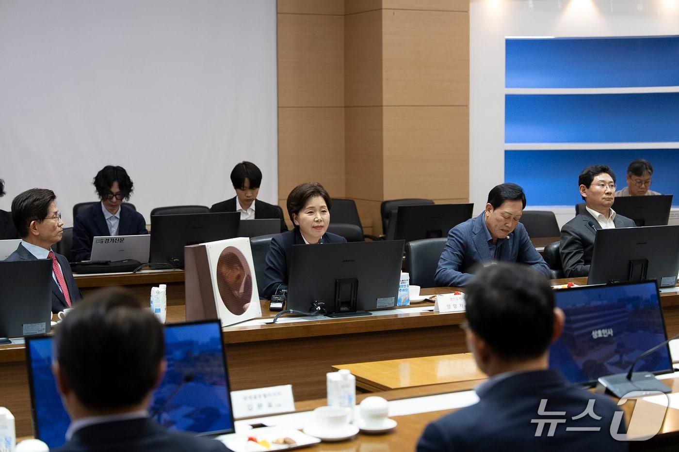 본문 이미지 - 양향자 국민의힘 경기도지사 후보(중앙)가 11일 삼성전자 기흥캠퍼스를 찾아 K-반도체 비전을 발표했다.(후보 캠프 제공. 재판매 및 DB금지)
