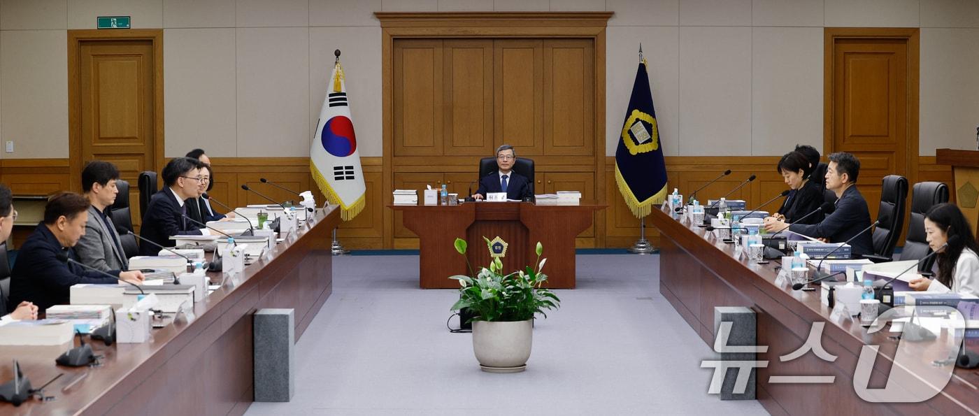 본문 이미지 - 이동원 양형위원장이 11일 오후 서울 서초구 대법원에서 양형위원회 제145차 회의를 주재하고 있다. 중대재해처벌법(중처법) 양형기준 검토에 나선 양형위는 이날 과실치사상‣산업안전보건범죄 양형기준 수정안, 응급의료‣구조‣구급범죄 양형기준 설정안을 심의한다. 2026.5.11 ⓒ 뉴스1 안은나 기자