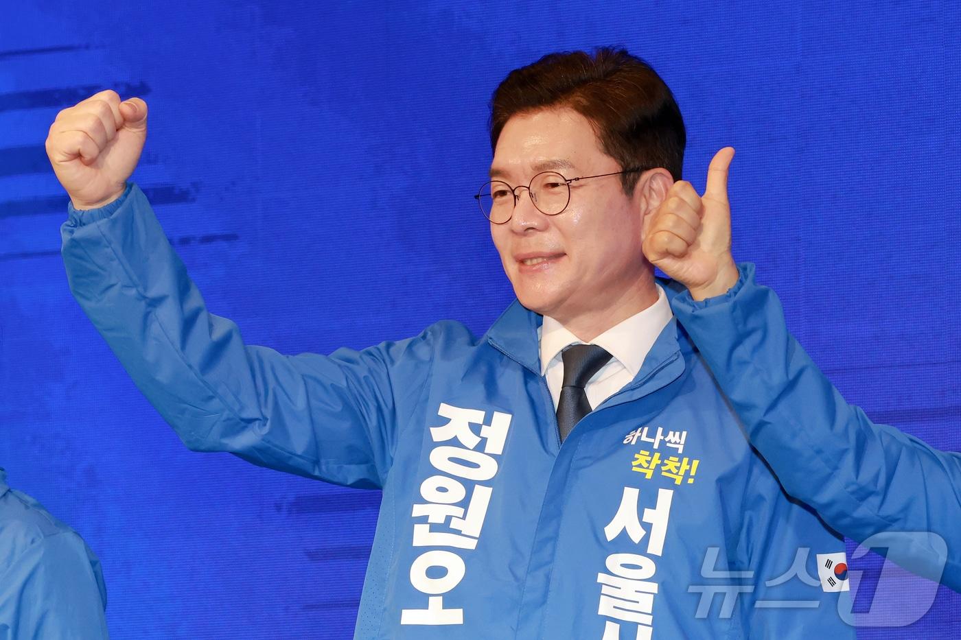 본문 이미지 - 정원오 더불어민주당 서울시장 후보가 11일 서울 영등포구 여의도 중소기업중앙회 KBIZ홀에서 열린 서울 공천자대회에서 포즈를 취하고 있다. (공동취재) 2026.5.11 ⓒ 뉴스1 황기선 기자