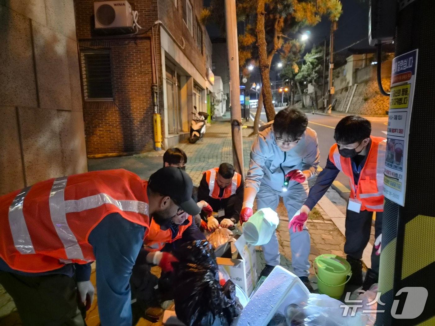 본문 이미지 - 울산 동구 외국인자원봉사자 클린 홍보단 활동.(울산 동구 제공. 재판매 및 DB금지)/뉴스1
