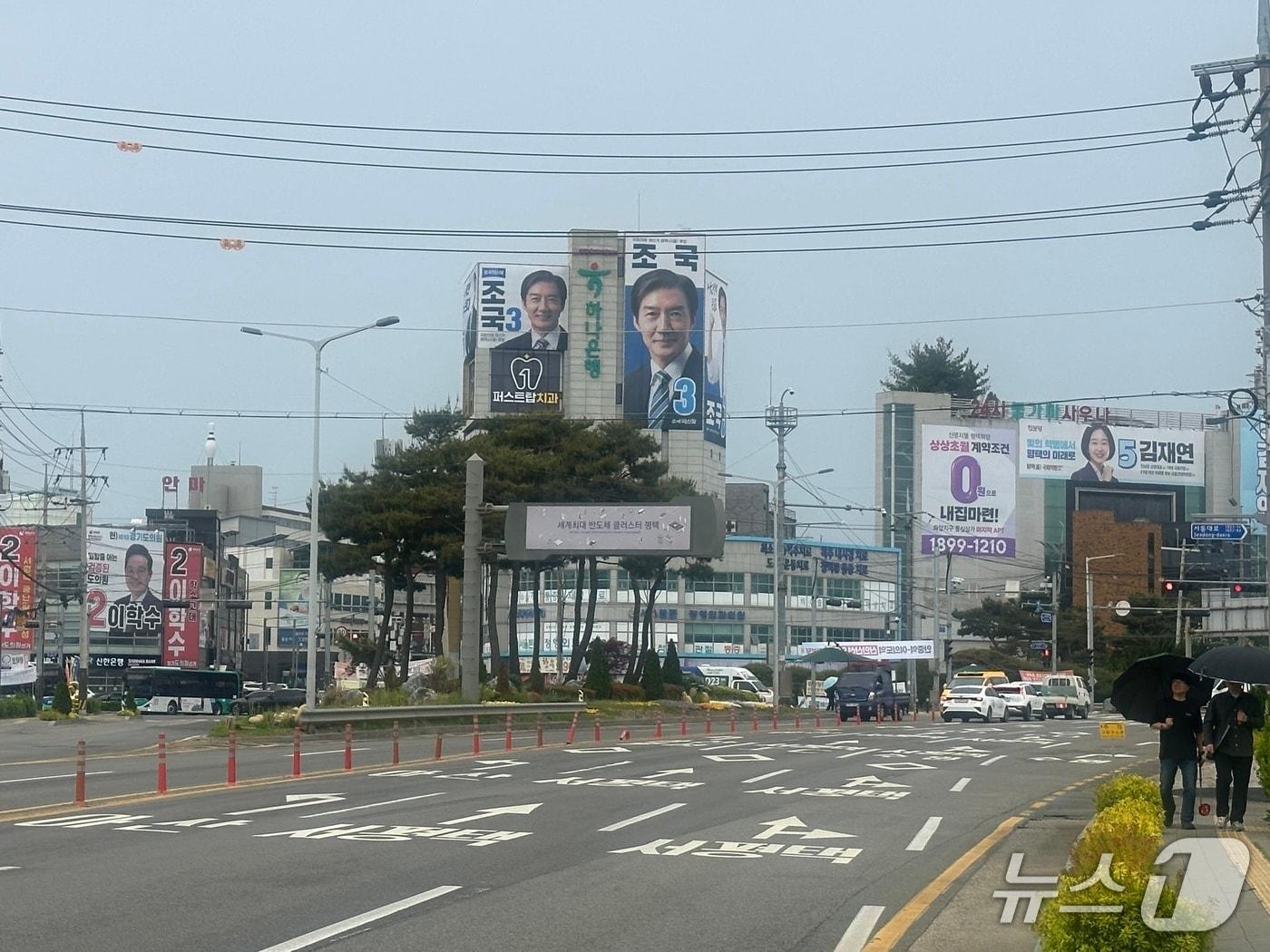 본문 이미지 -  경기 평택 안중오거리 일대에 후보 현수막이 걸린 가운데 퇴근길 시민들과 차량들이 이동하고 있다. 2026.5.11./뉴스1