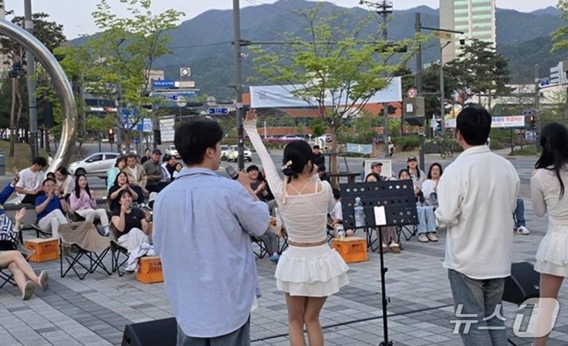 본문 이미지 - 강원 원주시의 지난달 강원혁신도시 버스킹 공연 자료 사진. (원주시 제공. 재판매 및 DB금지) 2026.5.11/뉴스1