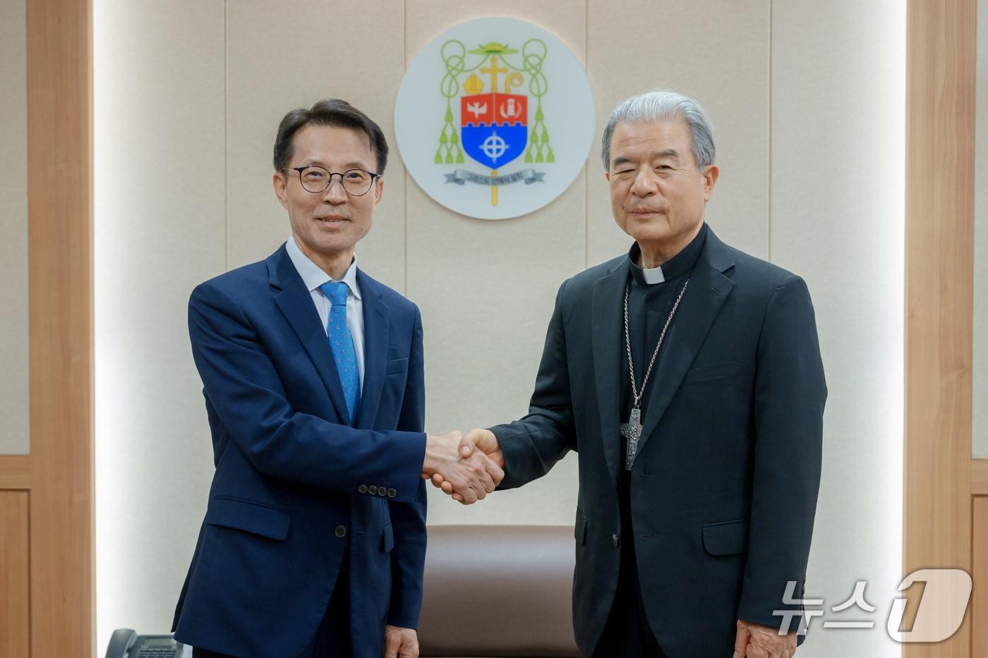 본문 이미지 - 11일 김진오 저출산고령사회위원회 부위원장이 천주교 수원교구에서 이용훈 한국천주교 주교회의 의장을 만나 기념촬영을 하고 있다. (저출산고령사회위원회 제공)