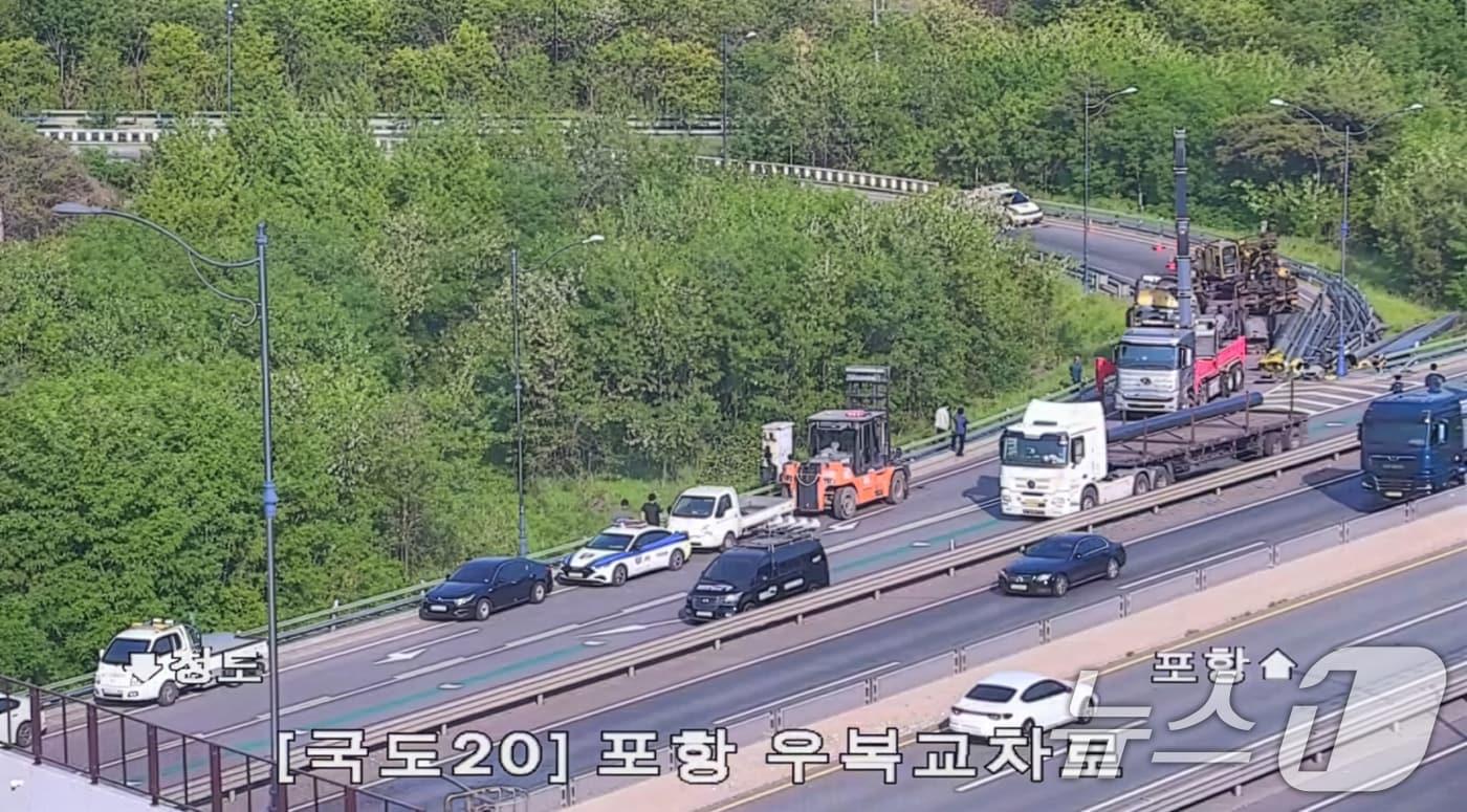 본문 이미지 - 11일 오후 경북 포항시 남구 대송면 국도 20호선에서 대형화물차가 전도되는 사고로 주변 교통이 통제되고 있다. (국도cctv 갈무리) 2026.5.11 ⓒ 뉴스1 최창호 기자