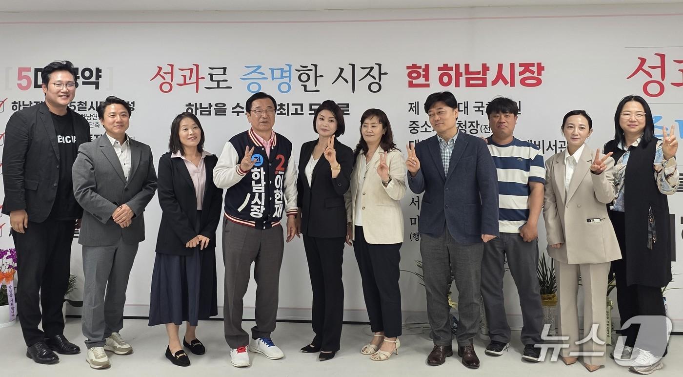 본문 이미지 - 이현재 국민의힘 경기 하남시장 후보가 11일 교육단체 관계자들과 간담회를 갖고 기념사진을 찍고 있다.(이현재 캠프 제공. 재판매 및 DB 금지)/뉴스1