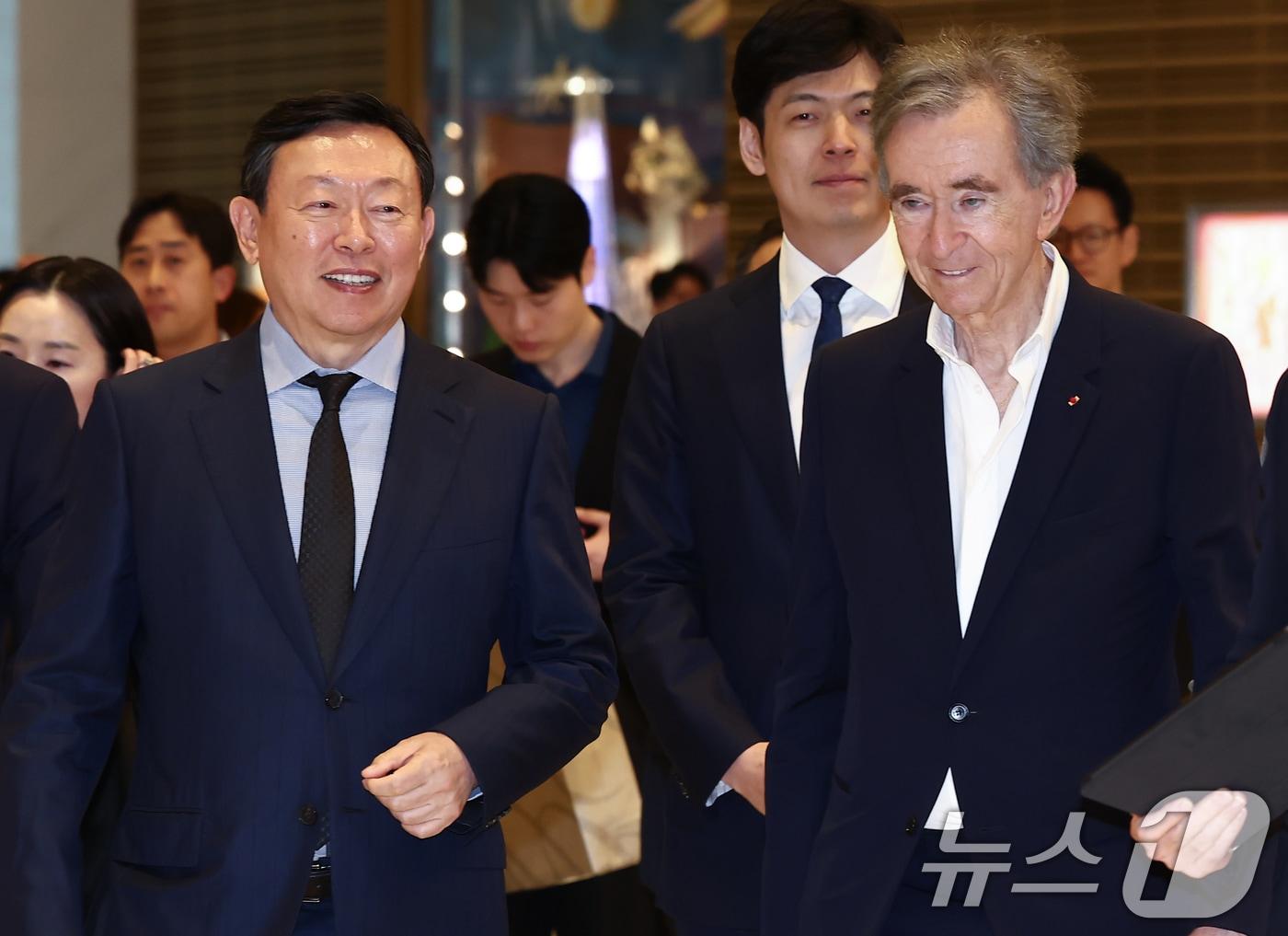 본문 이미지 - 베르나르 아르노 루이비통모에헤네시(LVMH) 회장과 신동빈 롯데그룹 회장이 11일 오후 서울 송파구 루이비통 롯데백화점에비뉴엘월드타워점을 방문, 매장을 둘러보기 위해 이동하고 있다. 2026.5.11 ⓒ 뉴스1 김민지 기자