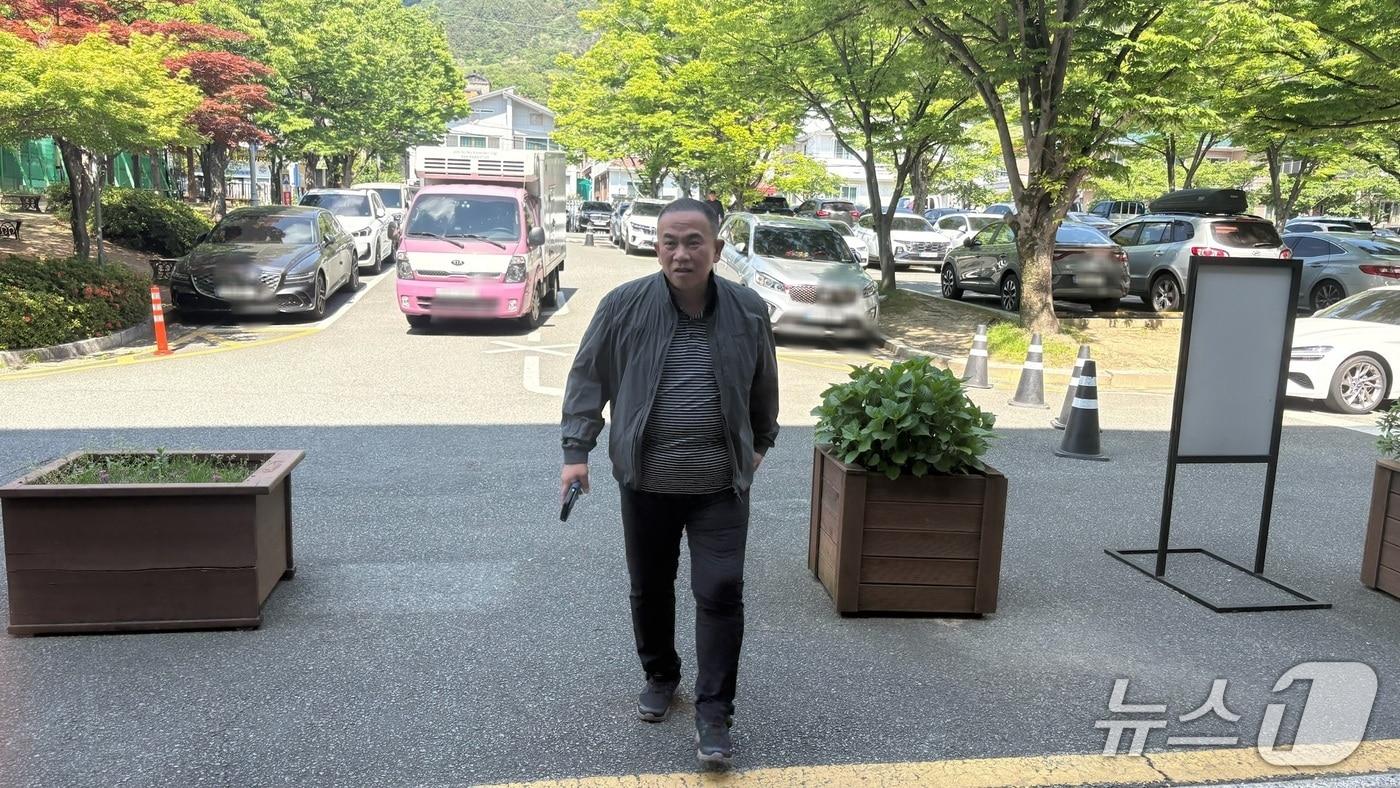 본문 이미지 - 명태균 씨가 11일 항소심 첫 재판에 출석하기 위해 경남 창원시 창원지방법원 법정동에 들어서고 있다.2026.5.11/뉴스1 강정태 기자